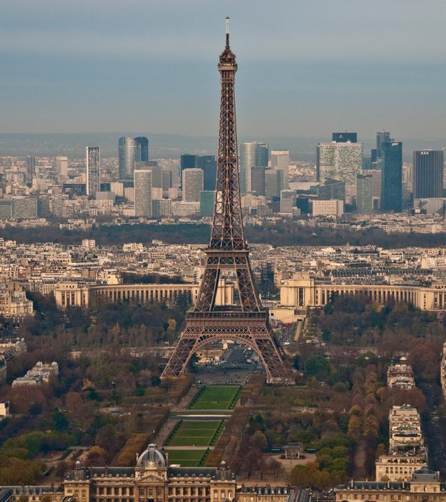 "Über den Dächern von Pari": Eiffelturm.