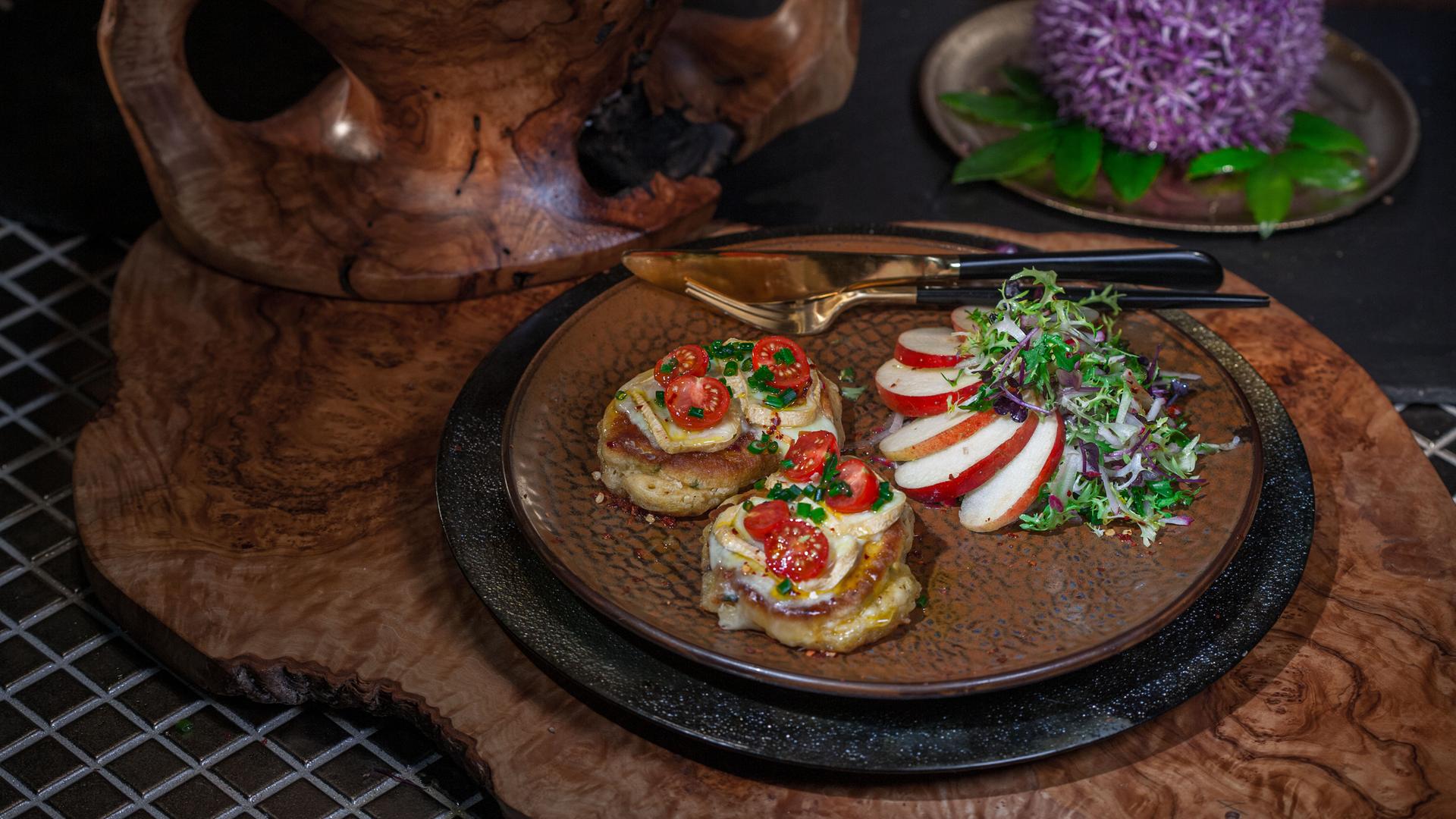 Überbackene Pancakes mit Röstzwiebeln an Endiviensalat