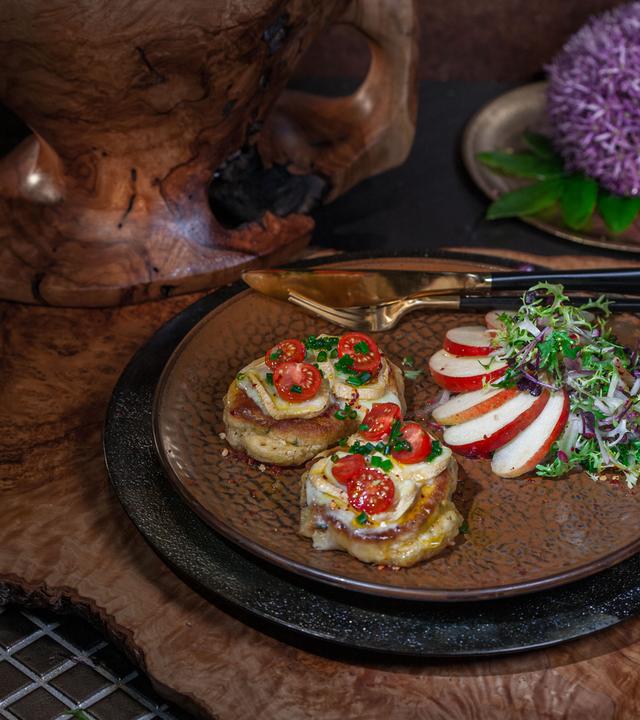 Überbackene Pancakes mit Röstzwiebeln an Endiviensalat