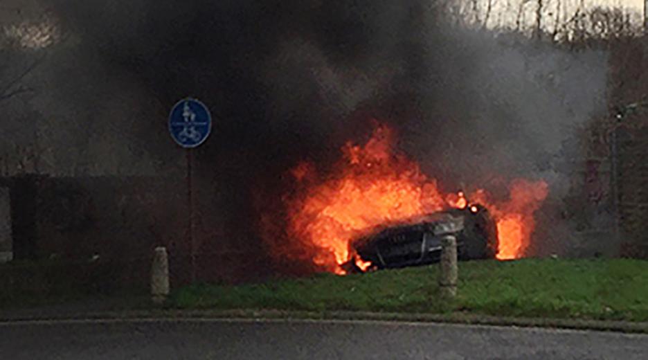Das von der Polizei Köln zur verfügung gestellte Foto zeigt ein in Brand gesteckte Fluchtfahrzeug am 06.03.2019