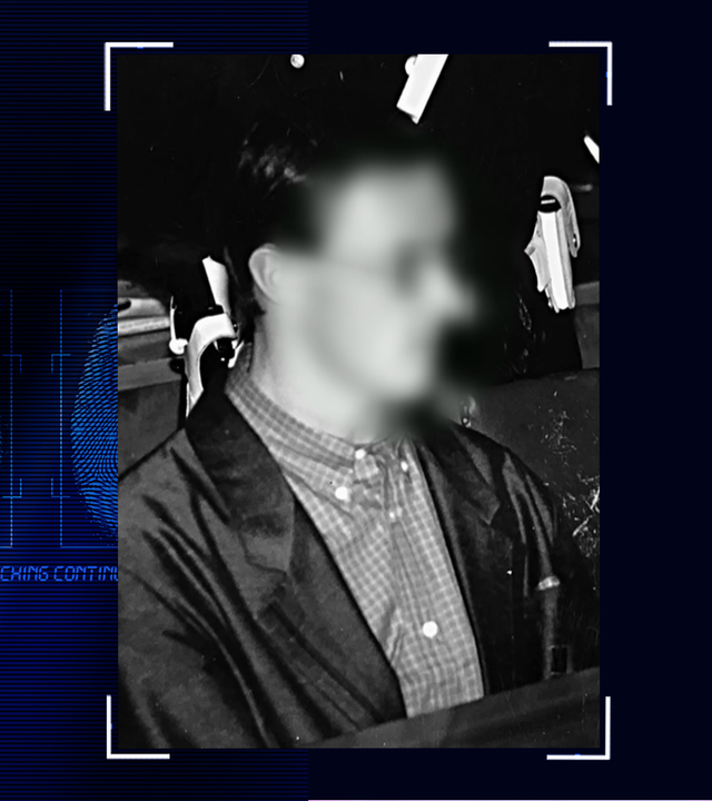 Foto des Täters auf der Anklagebank (schwarzweiß) - das Gesicht des Mannes wurde technisch verfremdet. Links daneben: Lichtschematische Darstellung eines Fingerabdrucks.