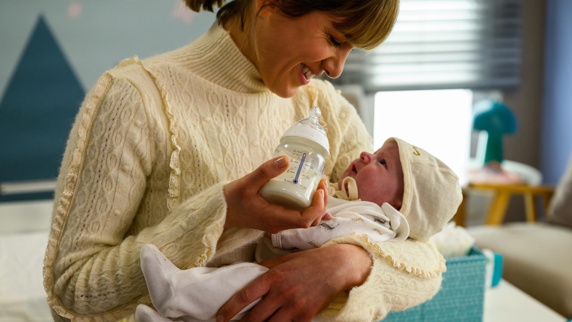 "Bettys Diagnose - Überholspur": Rike (Isabell Horn) gibt dem kleinen Baby Luis die Flasche. Sie hält ihn liebevoll in ihren Armen.