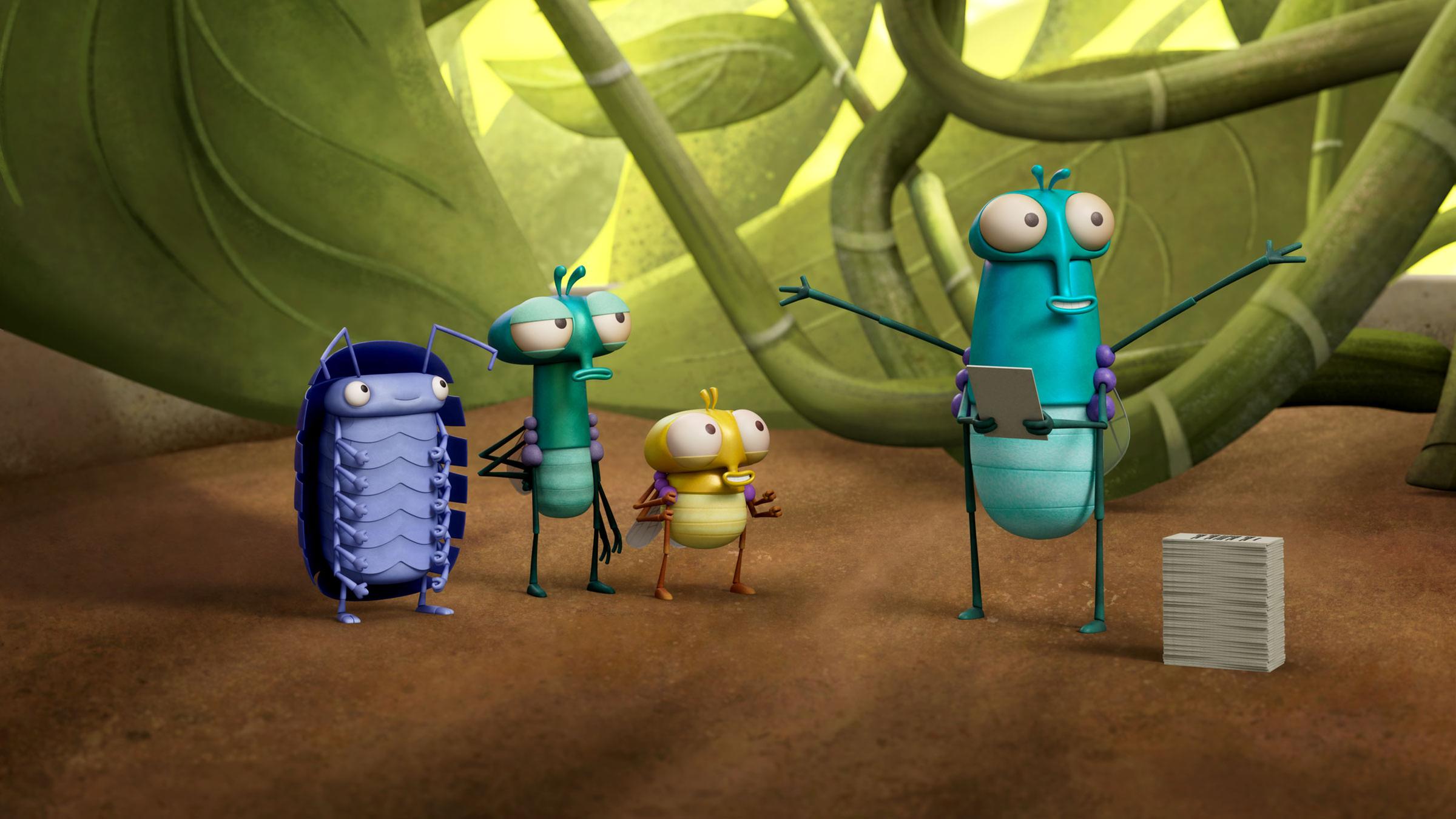 In einem Blumentopf unter den Stielen und Blättern einer Grünpflanze stehen Abakus (v.l.n.r.), Floyd und PB zusammen und schauen zu Gina (r.). Floyd guckt skeptisch, wie sie mit ihren ausgebreiteten oberen Armen und einem Blatt Papier in ihren unteren Armen etwas erklärt. Neben ihr auf dem Boden steht ein aufrechter Stapel Papier.