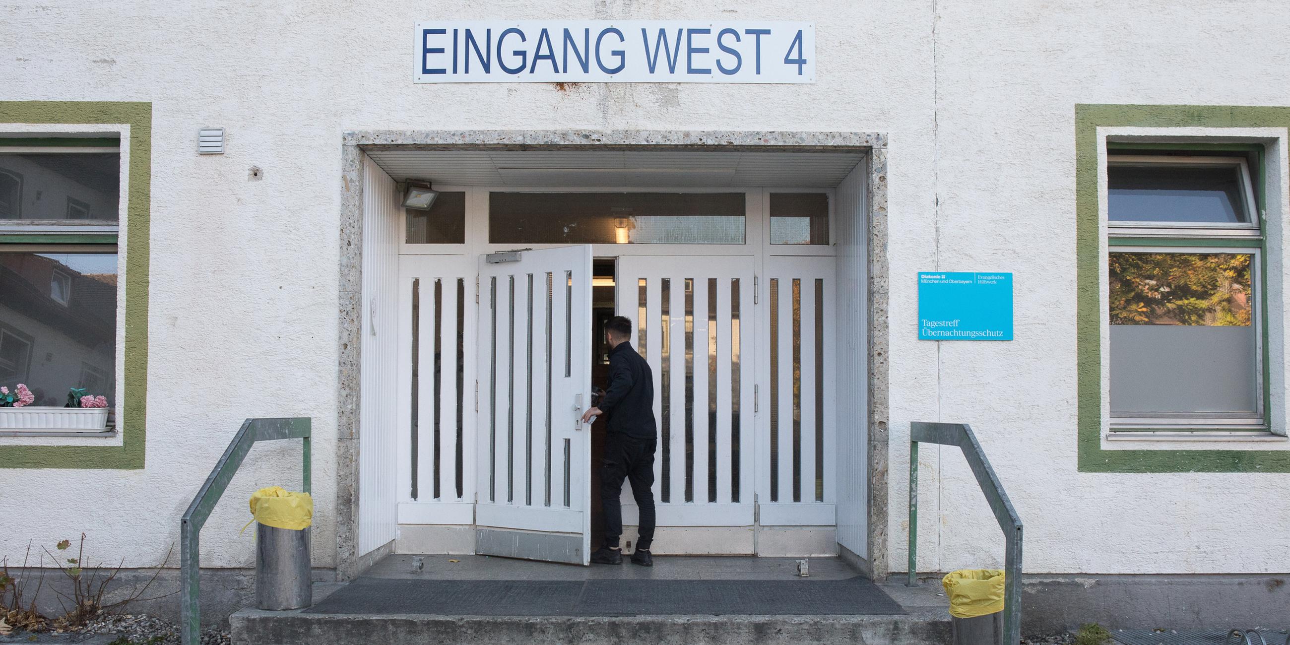 Eingang in eines der Gebäude der Unterbringung Schiller 25 in München am 16.10.2023.