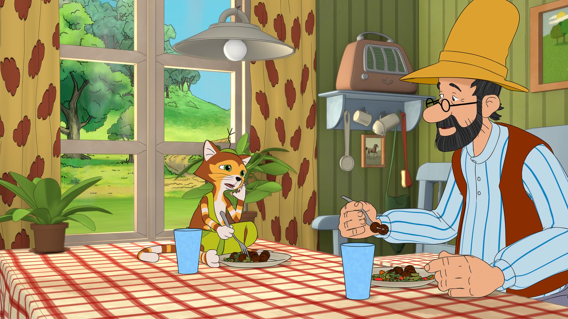 Pettersson sitzt am Esstisch, auf dem Findus im Schneidersitz Platz genommen hat. Beide haben einen gefüllten Teller und ein Glas vor sich stehen.