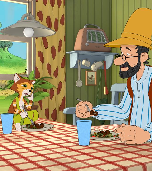 Pettersson sitzt am Esstisch, auf dem Findus im Schneidersitz Platz genommen hat. Beide haben einen gefüllten Teller und ein Glas vor sich stehen.