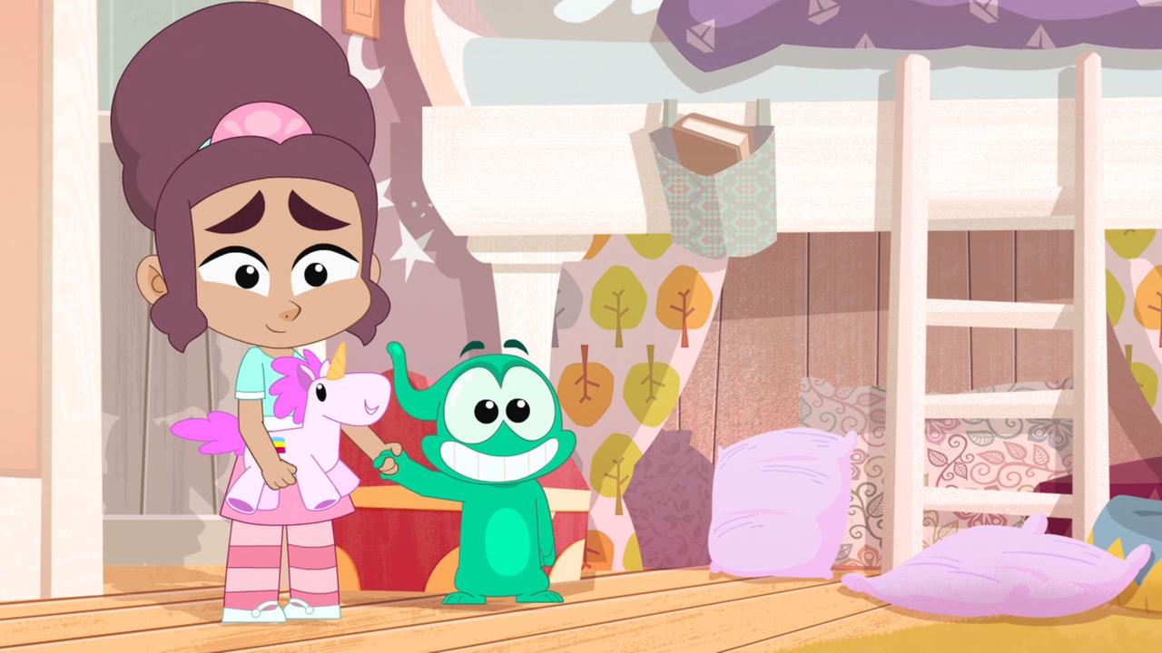 Nadine (links) und Ernest (rechts) stehen Hand in Hand in Rebeccas Zimmer und grinsen. Nadine hat Plüscheinhorn Lola unter ihrem Arm.