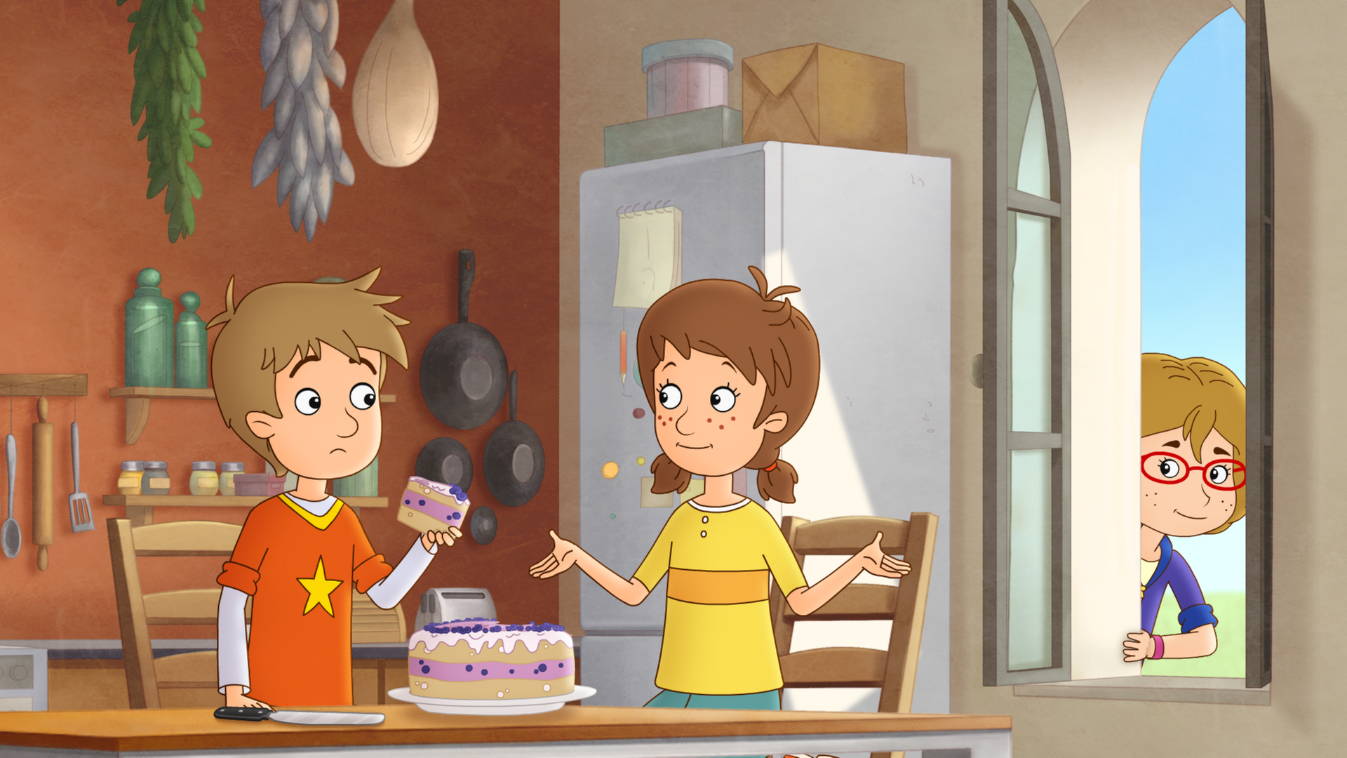 Luis und Lea haben einen Kuchen für das Überraschungspicknick vorbereitet. Luis hält ein Stück davon in der Hand. Malina lauscht heimlich an der Küchentür.