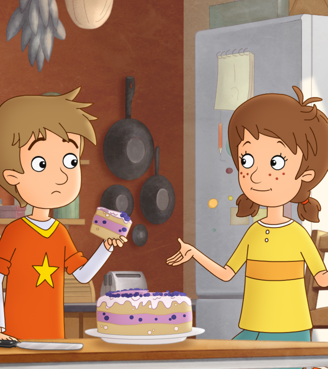 Luis und Lea haben einen Kuchen für das Überraschungspicknick vorbereitet. Luis hält ein Stück davon in der Hand. Malina lauscht heimlich an der Küchentür.