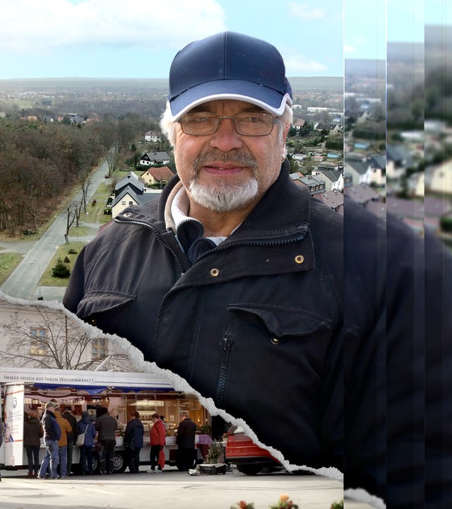 Mann mit Basecap vor einer Collage mit einer ländlichen Häuserkulisse und einem Marktstand, links unten