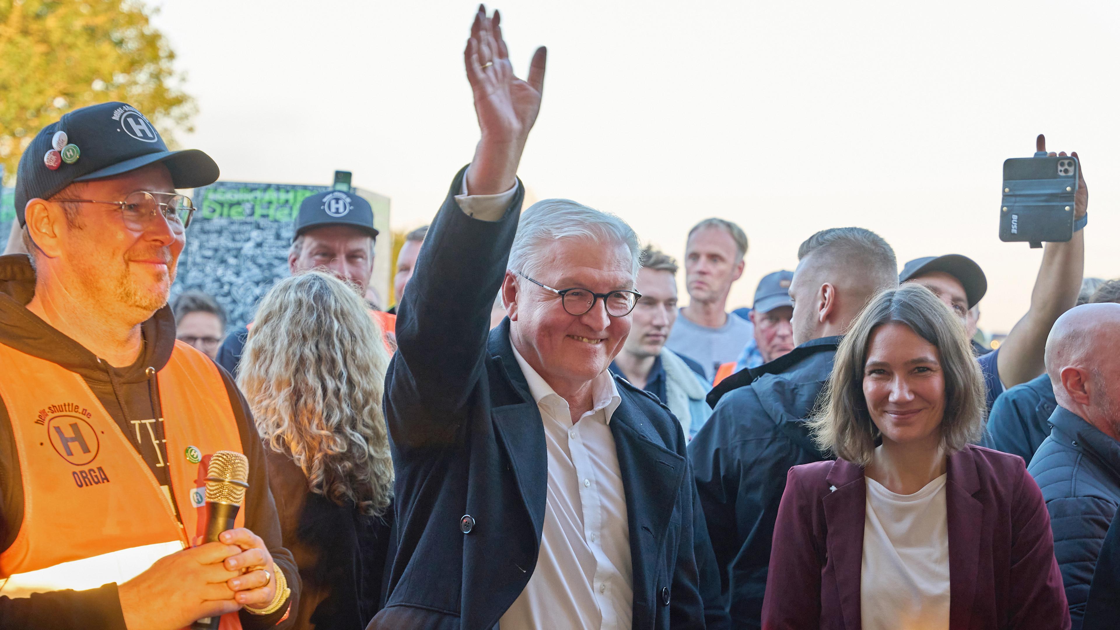 Steinmeier begrüßt die Menschen in Ahrtal, neben ihn Anne Spiegel