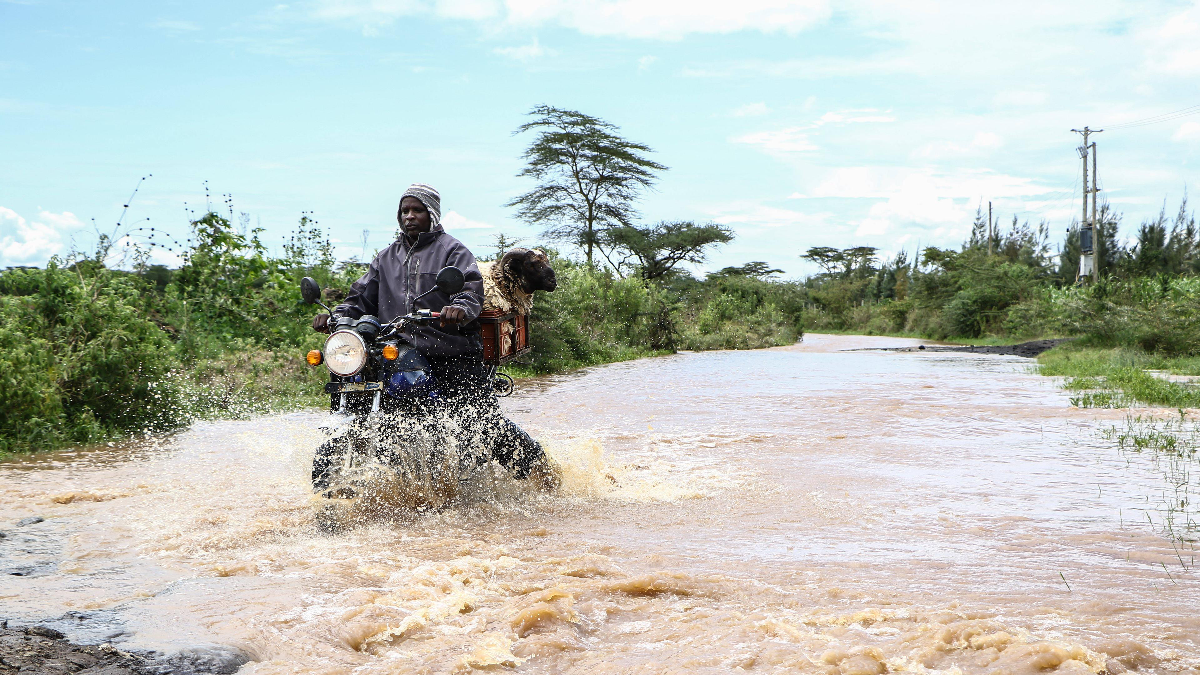 : Ein Mann fährt mit seinem Motorrad auf einer überschwemmten Straße in Rongai im Bezirk Nakuru, nachdem die zunehmenden Regenfälle in Kenia mehr als 200 Menschenleben gefordert und viel Eigentum zerstört haben. 