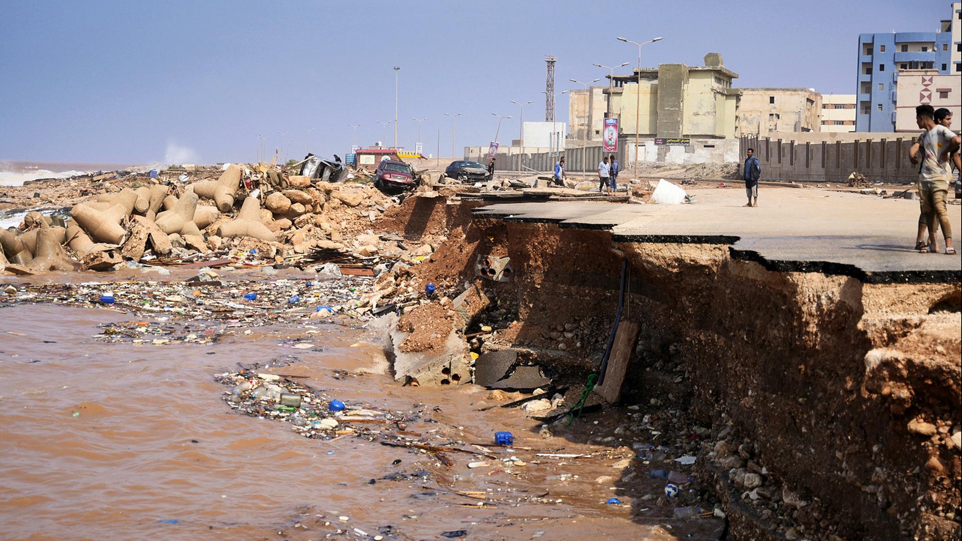 Eine Küstenstraße in der Stadt Derna nach schweren Überschwemmungen, aufgenommen am 11.09.2023.