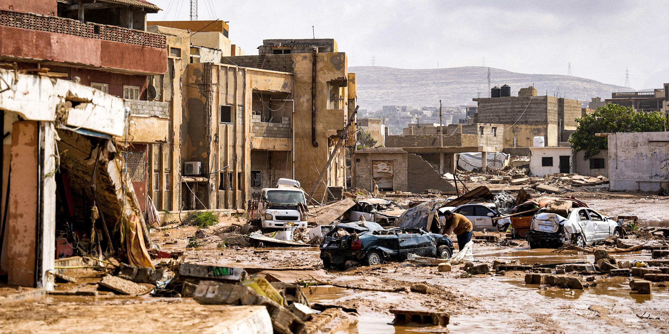 Zerstörter Fahrzeuge und beschädigter Gebäude in der östlichen Stadt Darna, aufgenommen am 12.09.2023.