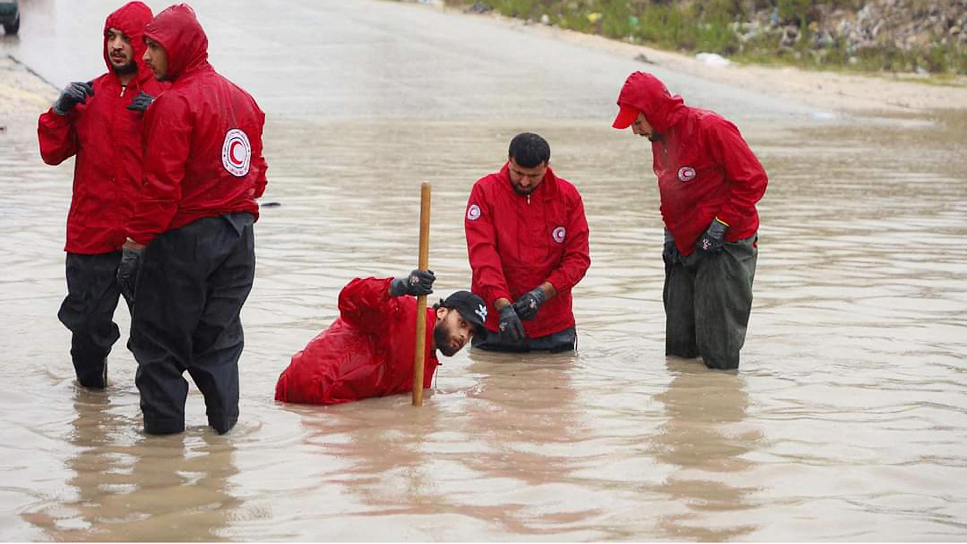 Libyschen Roten Halbmond-Mitglieder arbeiten an der Öffnung von überschwemmten Straßen, aufgenommen am 11.09.2023.