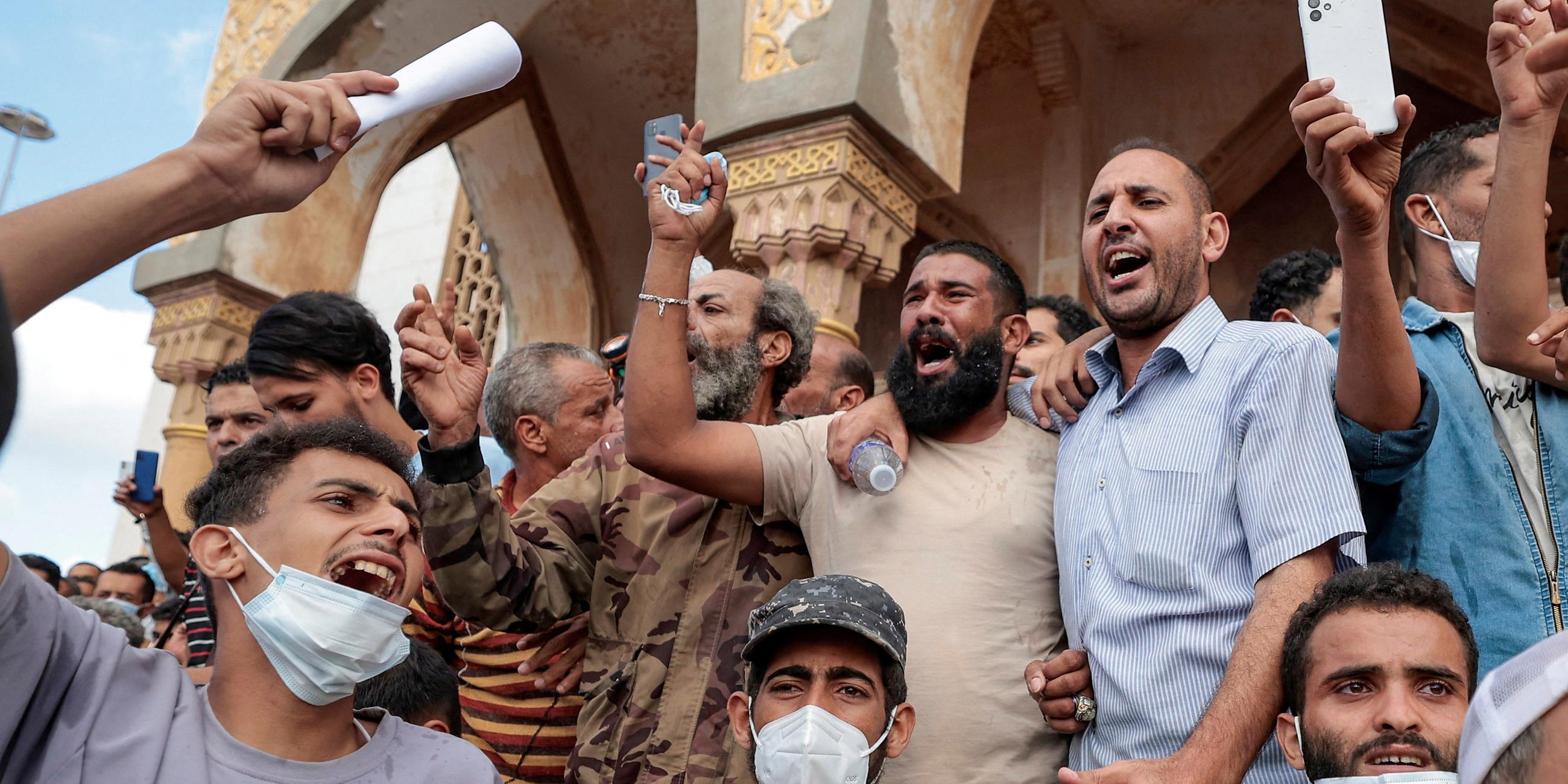 Menschen protestieren vor der Al-Sahaba-Moschee gegen die Regierung in Derna, aufgenommen am 18.09.2023 