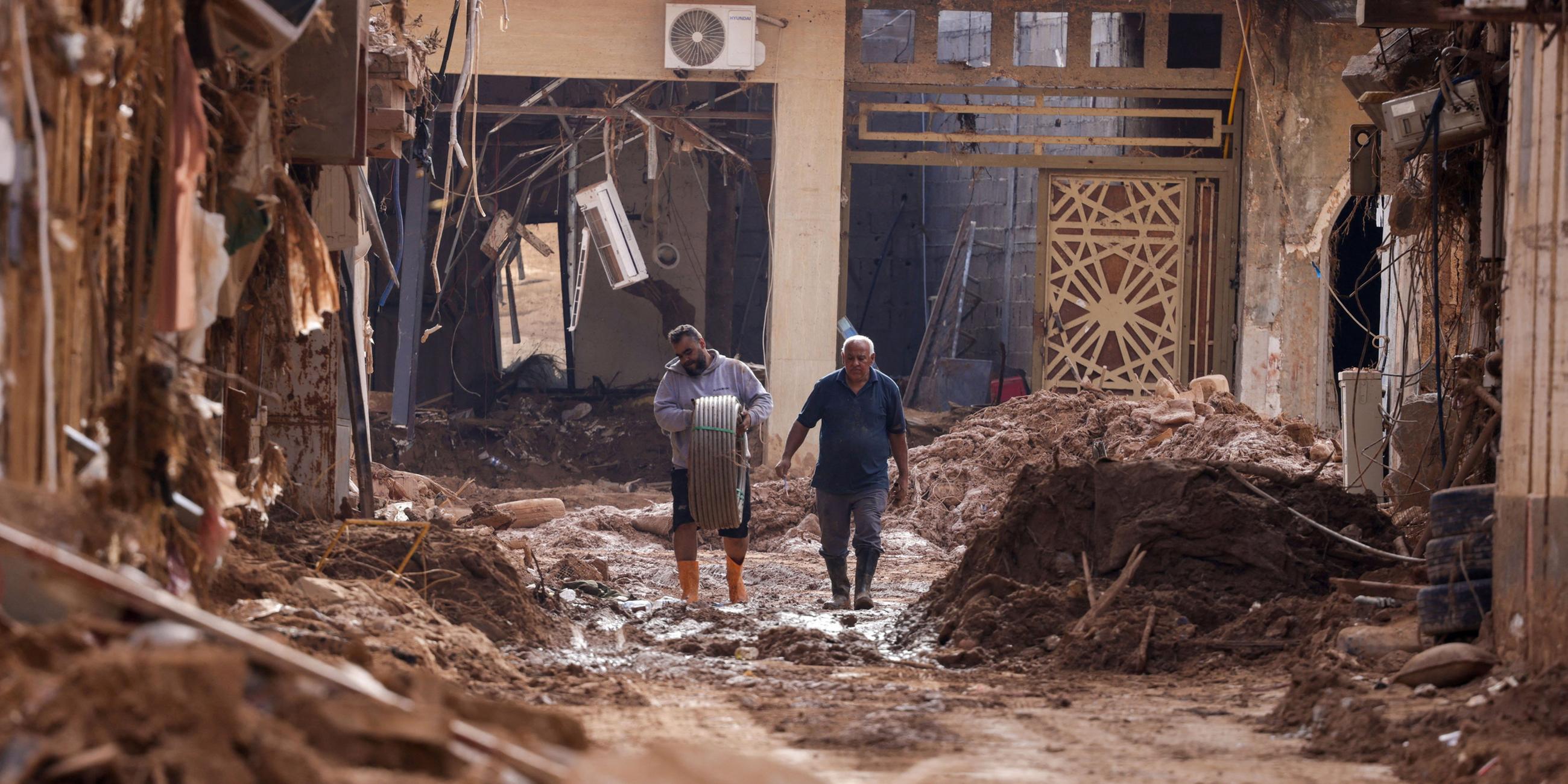 Hassan Benacer geht mit seinem Sohn zu ihrem Haus in Darna, um zu überprüfen und zu reinigen. (Archivbild)