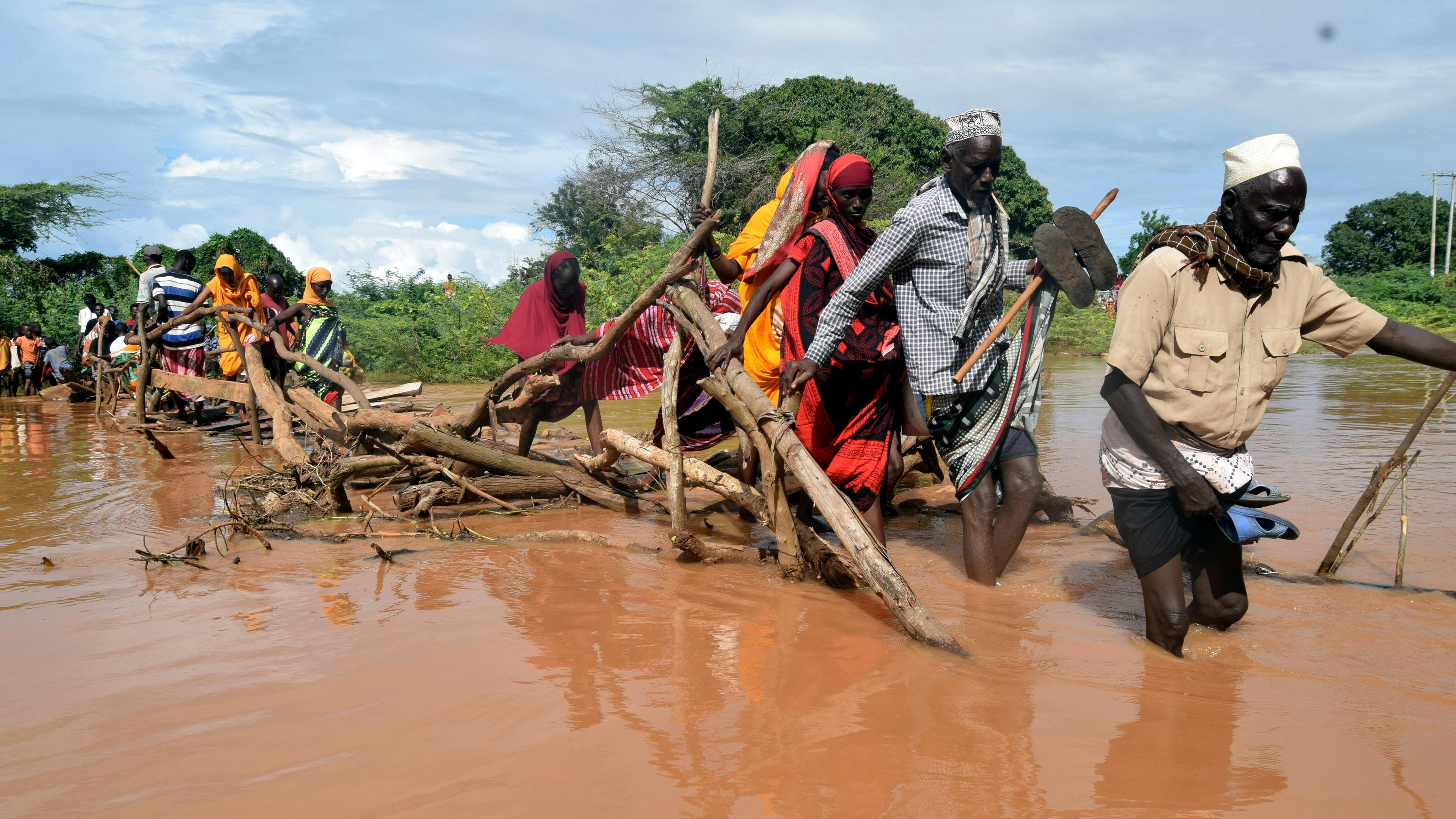Bewohner des Dorfes Chamwana Muma gehen durch das Hochwasser, um den Fluss Tana in Kenia zu überqueren, am 15.11.2023.
