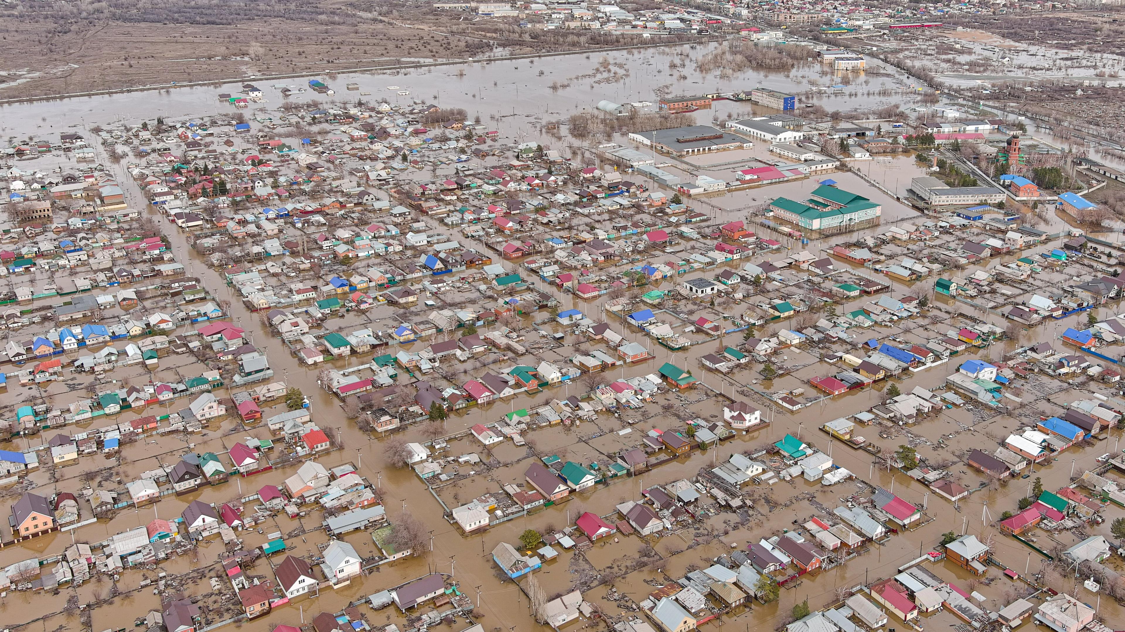 Nach einem Dammbruch sind im russischen Orsk mehr als 2.400 Häuser überschwemmt worden.