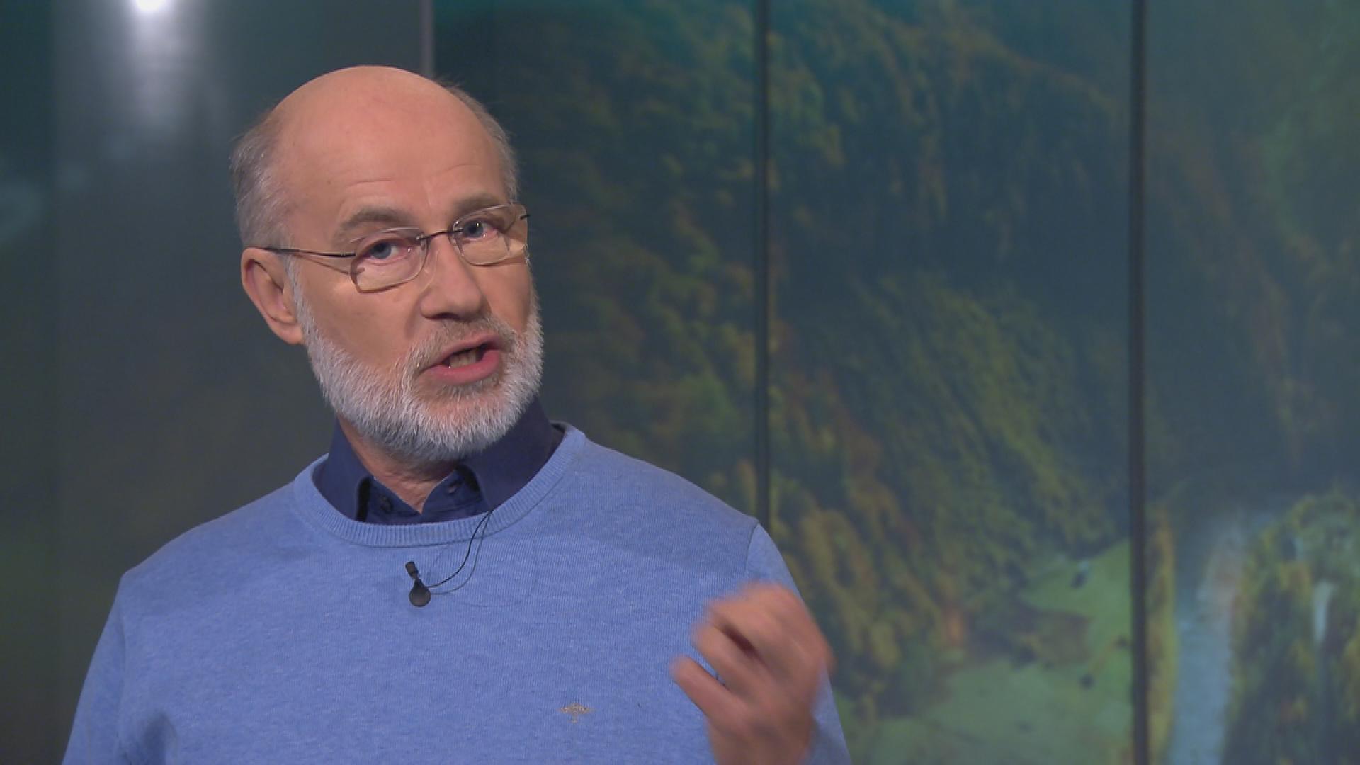 Professor Harald Lesch moderiert im Studio