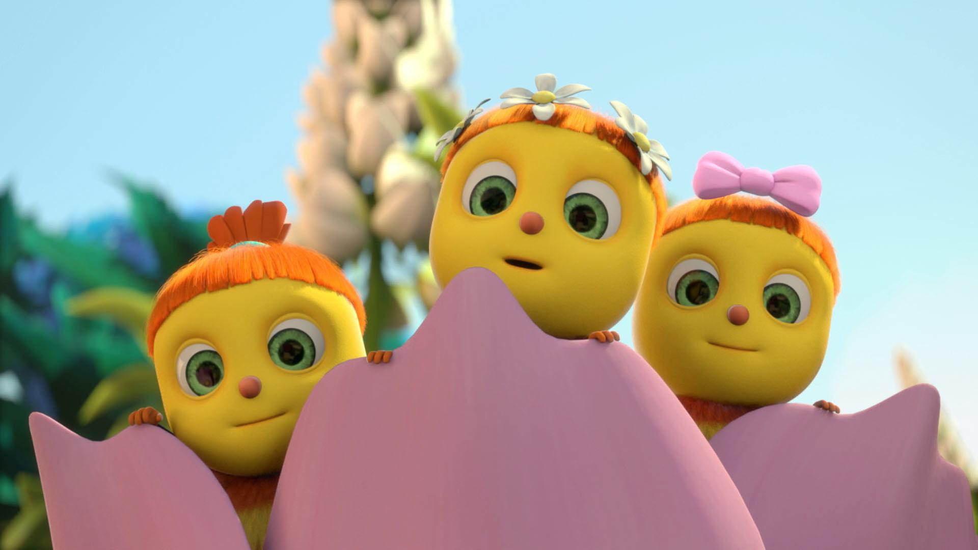 Iris (Mitte) schaut aus einer rosanen Blüte heraus und trägt drei Blumen im Haar. Links und rechts von ihr schauen zwei weitere Bienenkinder aus der Blüte heraus.