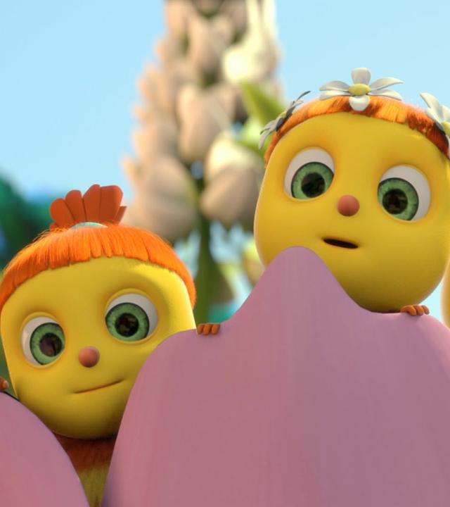 Iris (Mitte) schaut aus einer rosanen Blüte heraus und trägt drei Blumen im Haar. Links und rechts von ihr schauen zwei weitere Bienenkinder aus der Blüte heraus.