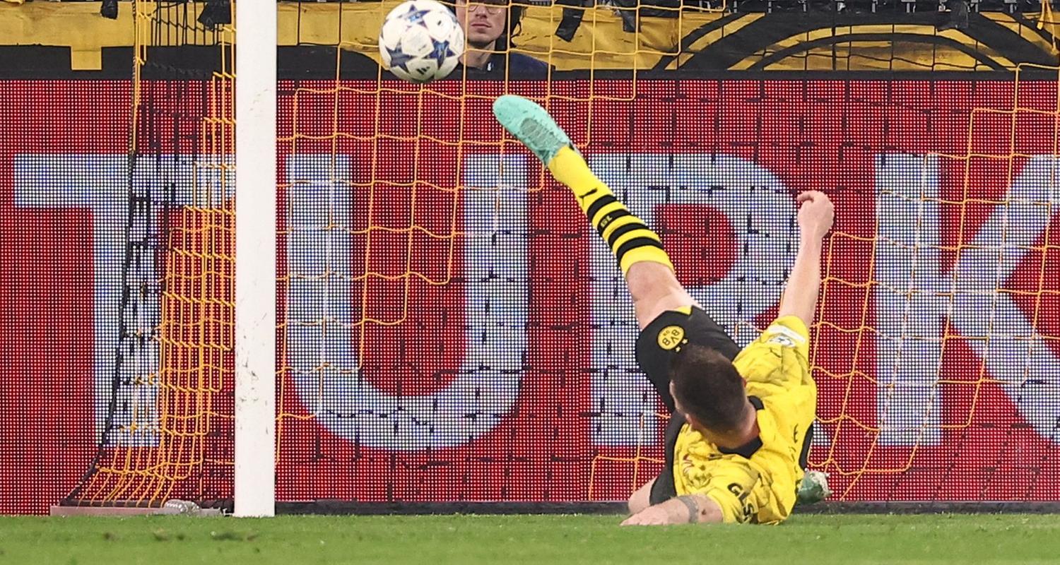 Dortmunds Niklas Suele klärt den Ball während des UEFA-Champions-League-Gruppenspiels zwischen Borussia Dortmund und Paris Saint-Germain in Dortmund am 13.12.2023.