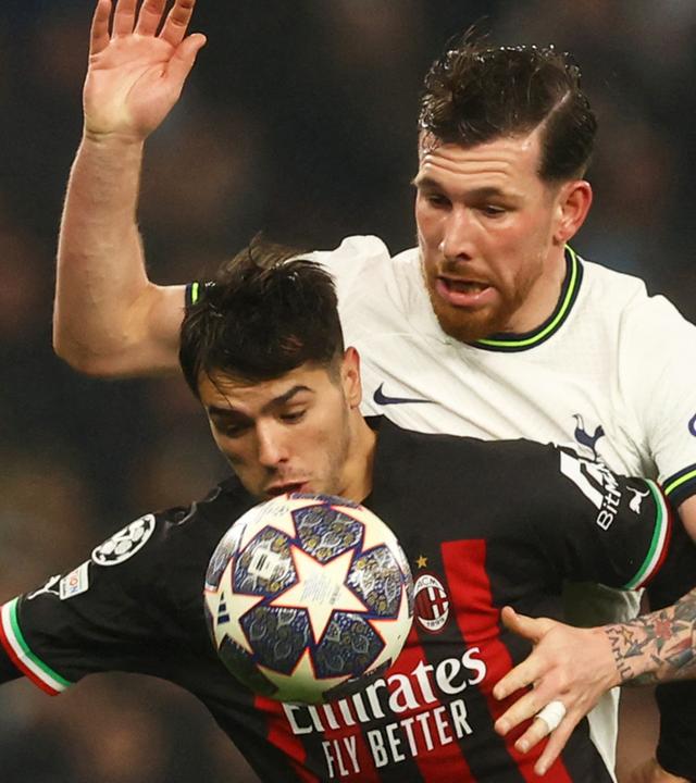 Brahim Diaz vom AC Mailand in Aktion mit Pierre-Emile Hojbjerg von Tottenham Hotspur 08.03.3023 in Tottenham.