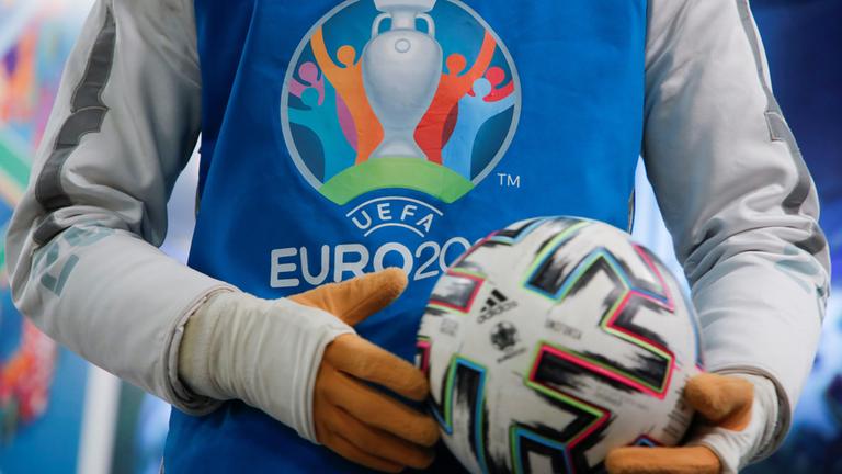 UEFA Euro 2020 Maskottchen Skillzy posiert mit dem Ball.