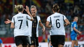 Ligue des nations de football féminin de l'UEFA, Allemagne - Islande : Alexandra Popp (Allemagne, 11 ans), Lea Schueller (Allemagne, 07 ans), Lena Oberdorf (Allemagne, 06 ans) célèbrent le but de porter le score à 3-0