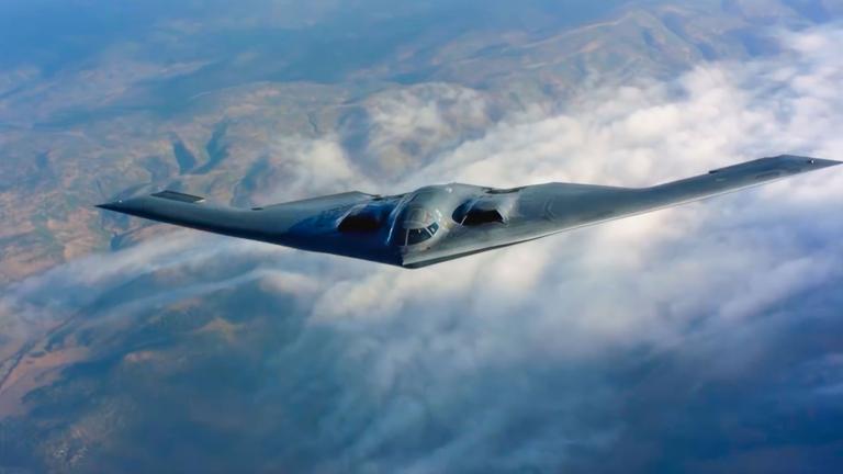 Ein moderner Tarnkappenbomber des Typs "Northrop B-2 Spirit" fliegt am Himmel.