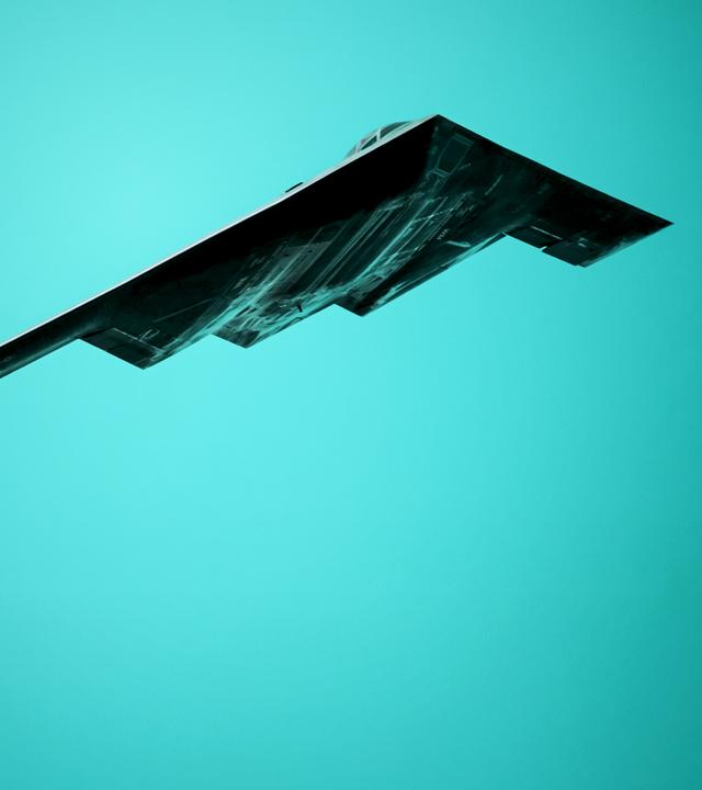 Ein B2 Stealth Bomber in der Luft, Ansicht von schräg unten