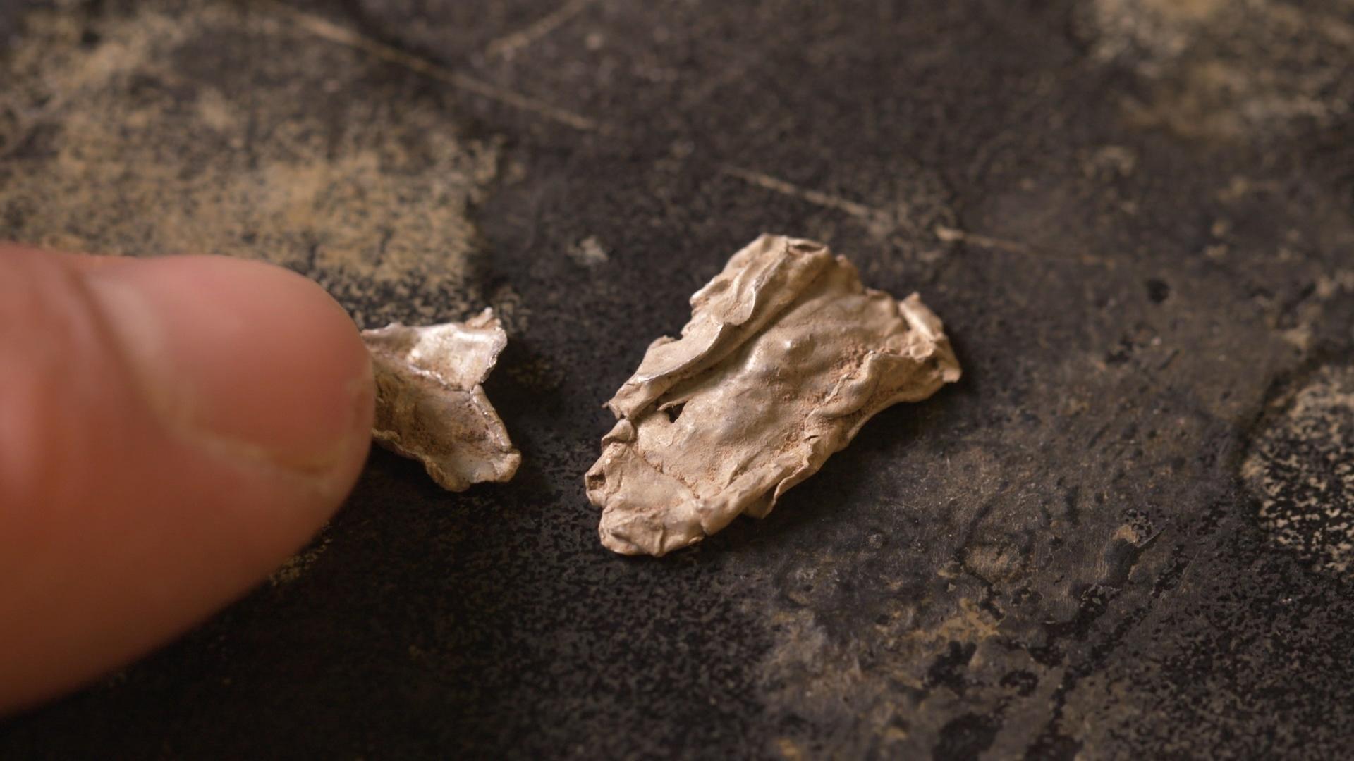 "UFOs Declassified - Die Geheimakten: Roswell, New Mexiko": Metallisches Material in Nahaufnahme.