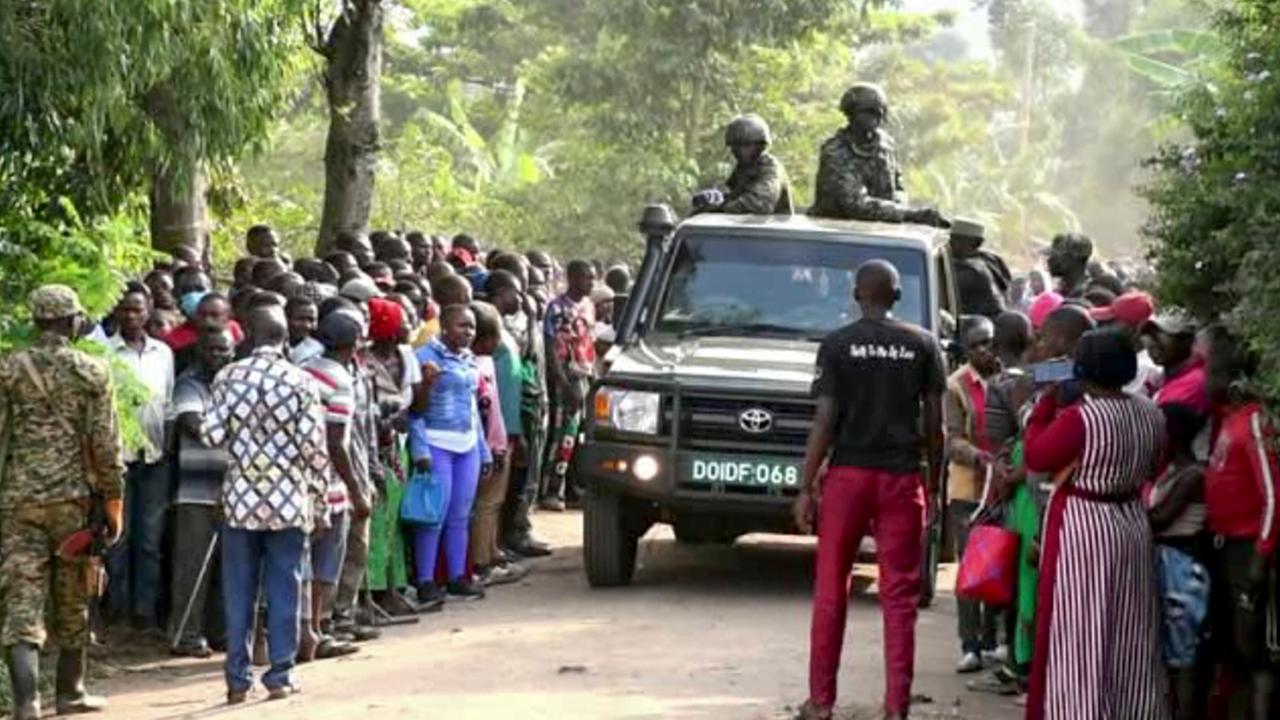 Ein Militärfahrzeug fährt durch eine Menschenansammlung