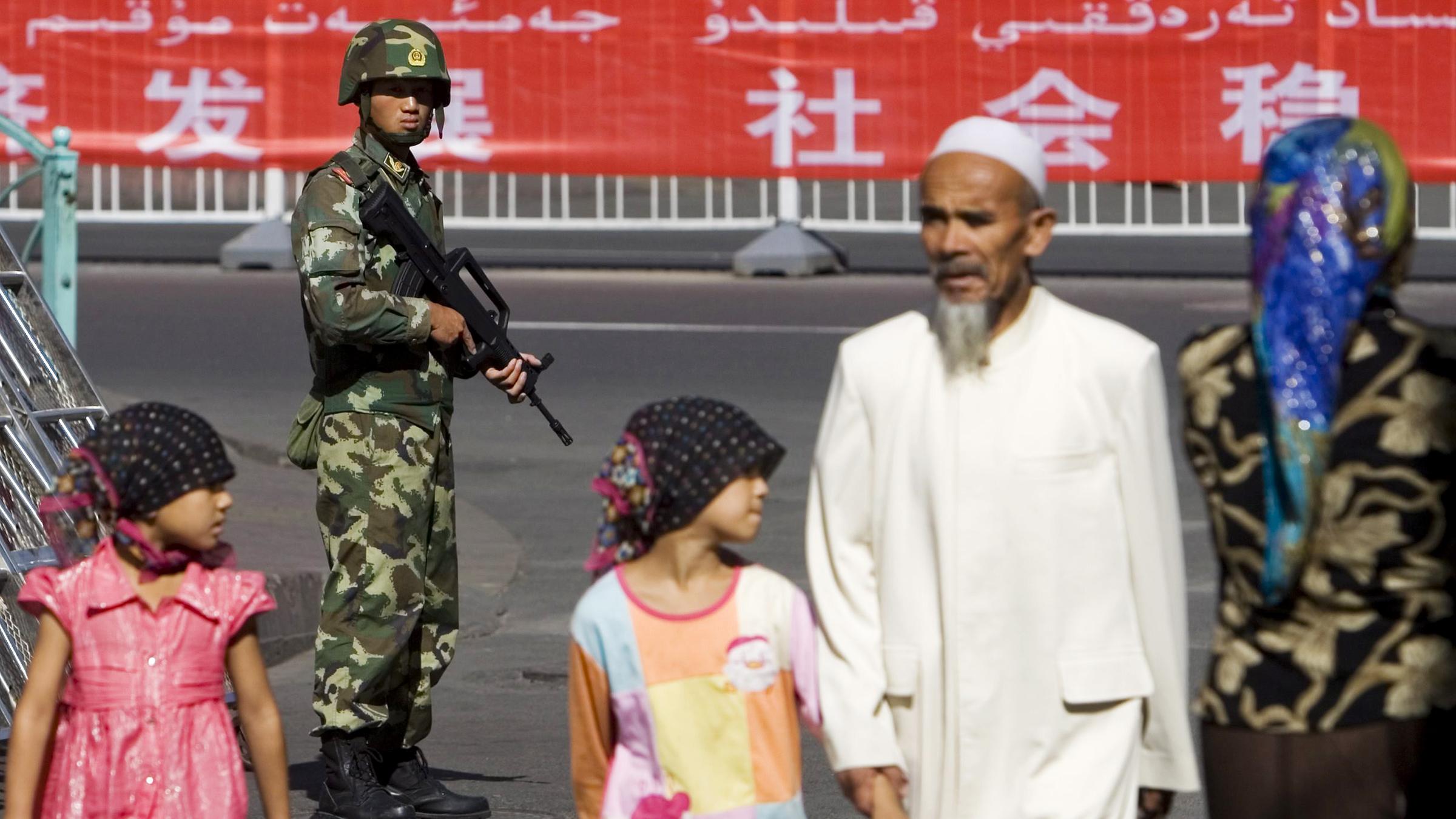 Sicherheitskräfte stehen Wache in einem überwiegend von Uiguren bewohnten Gebiet in Urumqi in Provinz Xinjiang (China), aufgenommen am 16.07.2009