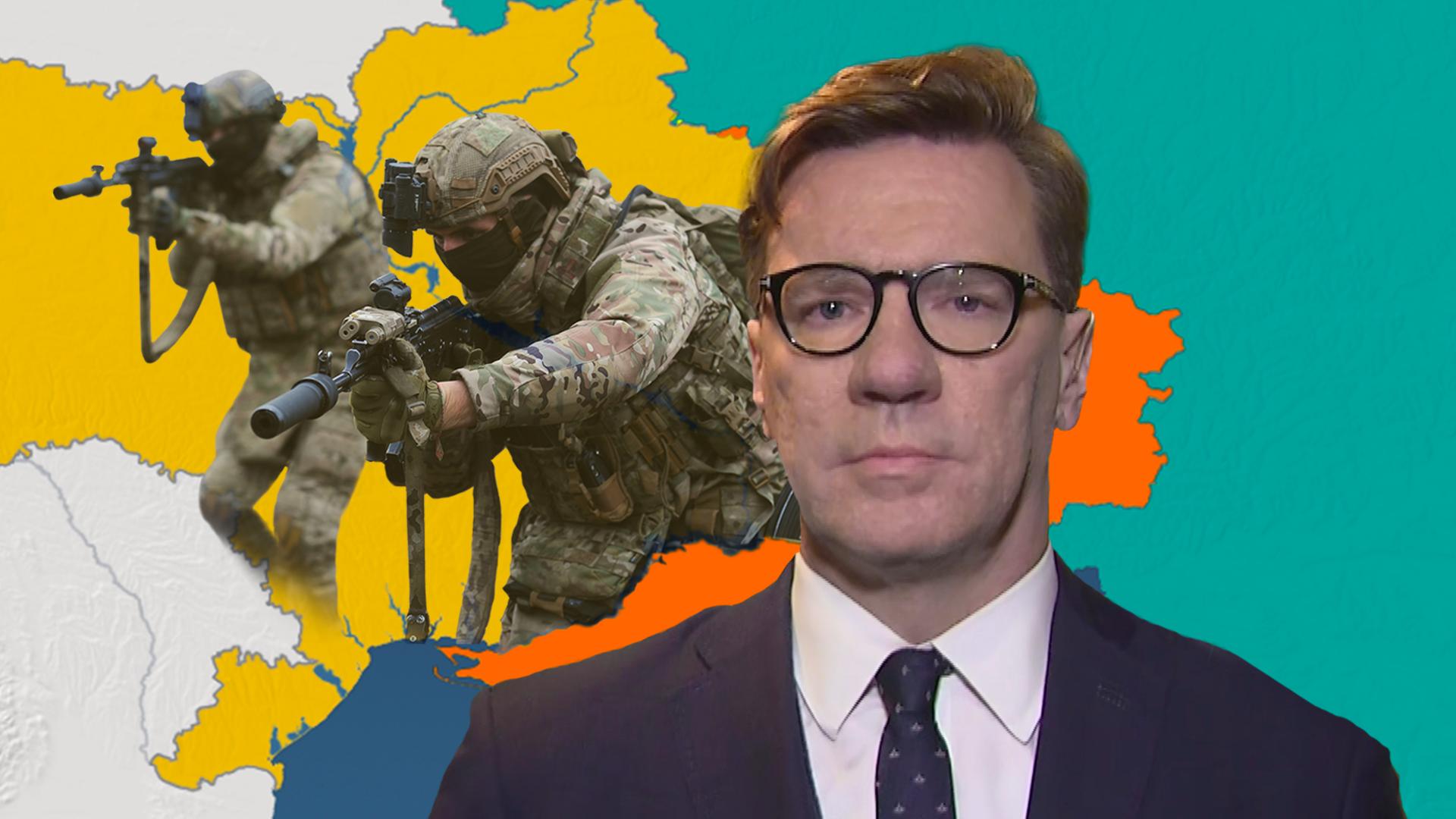Militärexperte Nico Lange vor einer Karte der Ukraine