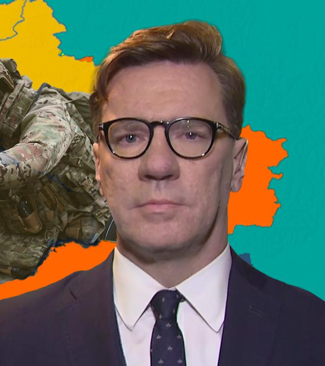 Militärexperte Nico Lange vor einer Karte der Ukraine