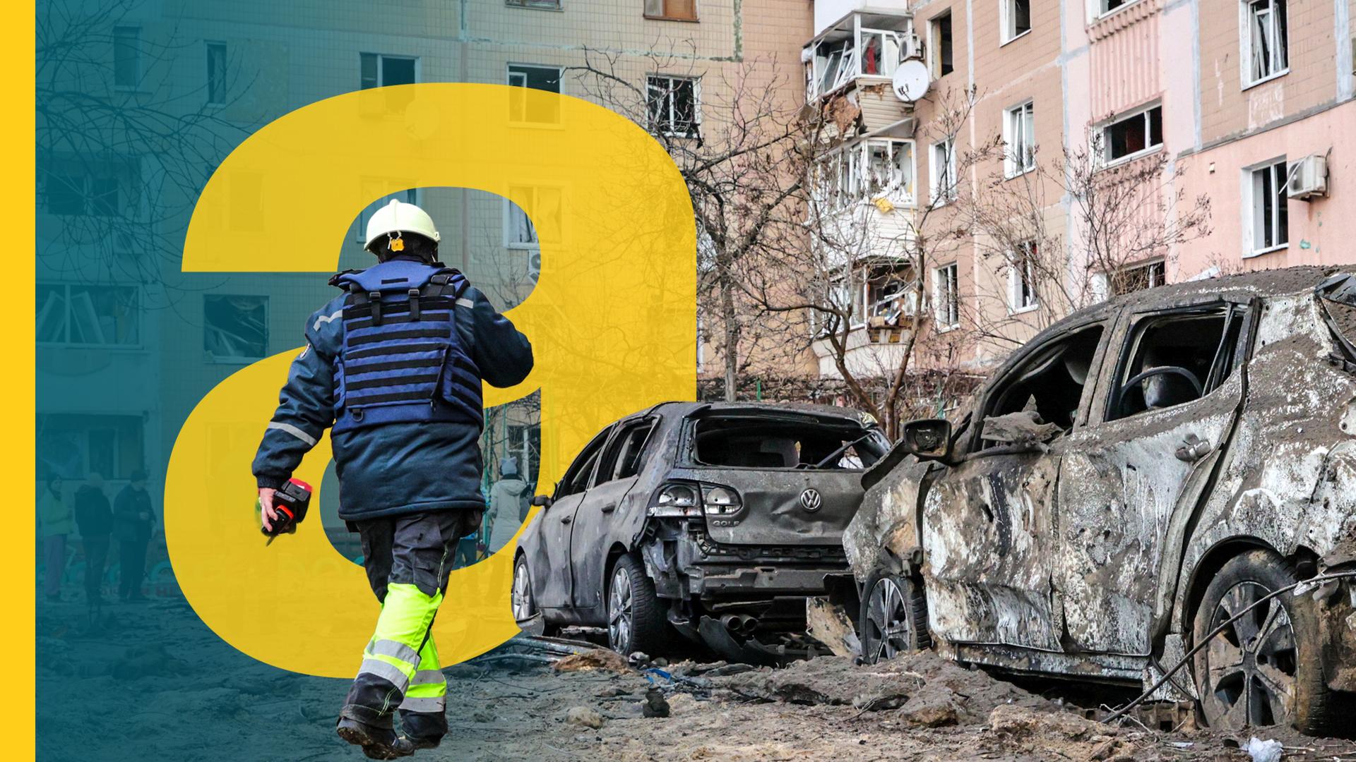 Ein Feuerwehrmann läuft vor den zerstörten Häusern in der ukrainischen Stadt Saporischschja