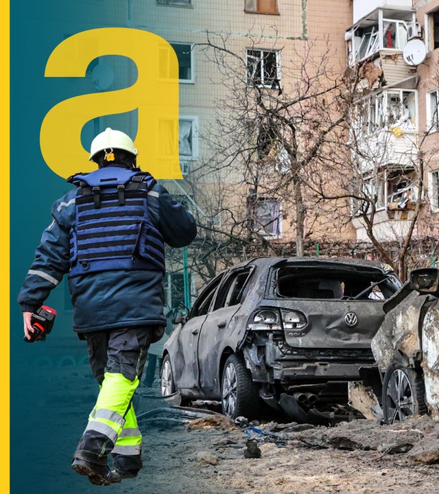 Ein Feuerwehrmann läuft vor den zerstörten Häusern in der ukrainischen Stadt Saporischschja