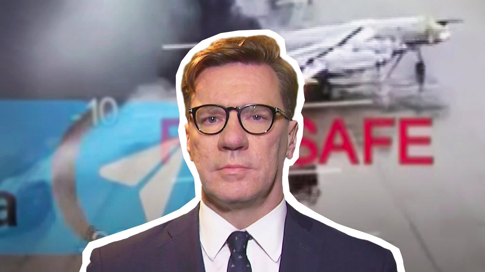 Militärexperte Nico Lange vor einem Bild des Drohnenangriffs in Russland