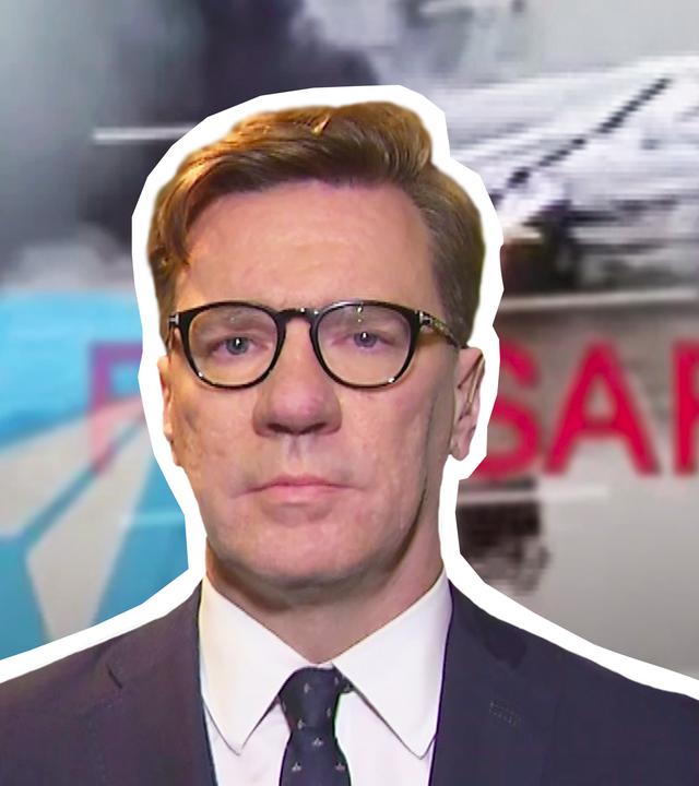 Militärexperte Nico Lange vor einem Bild des Drohnenangriffs in Russland