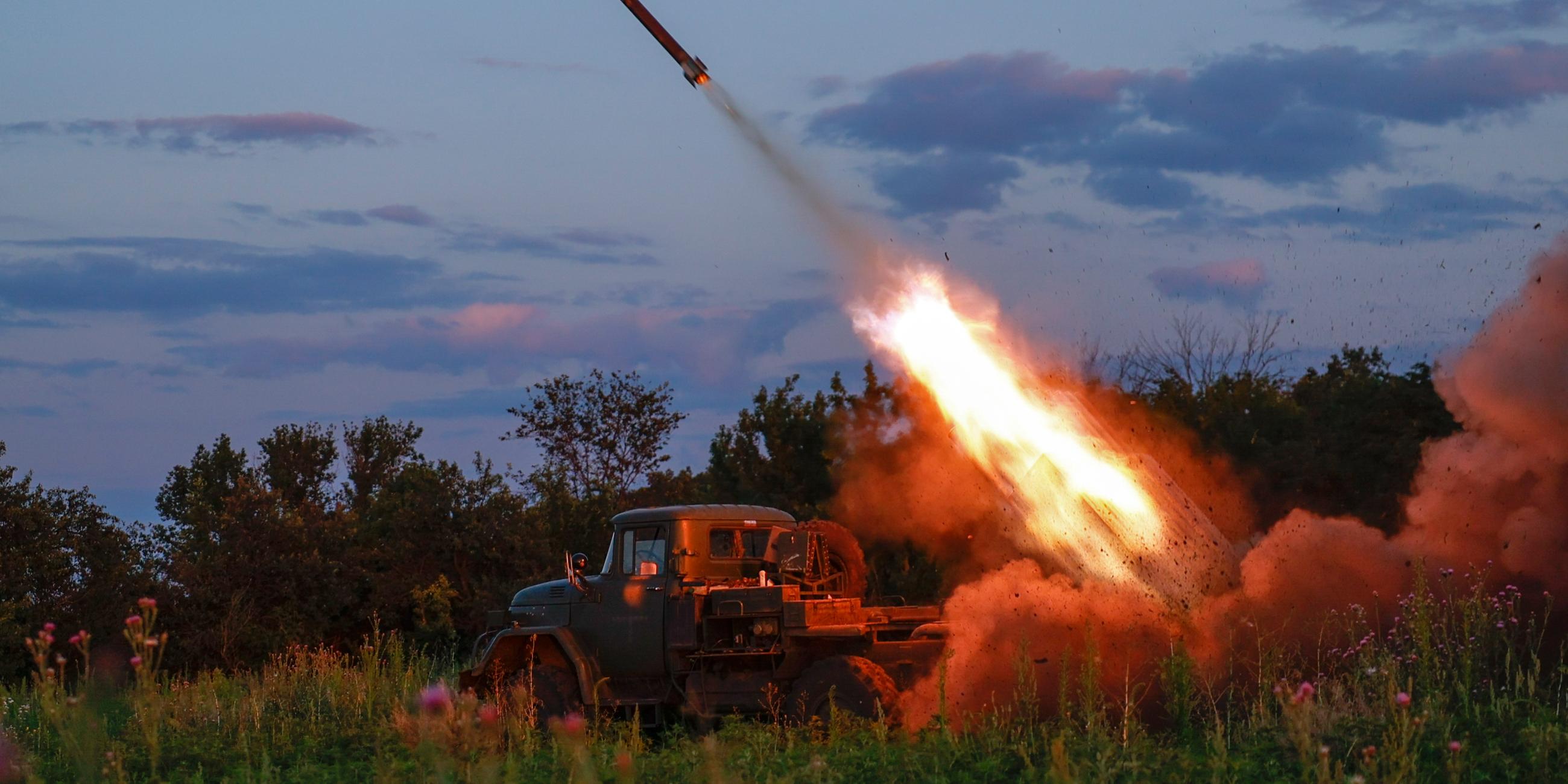 Ein Mehrfachraketenwerfer der ukrainischen Armee feuert Raketen auf russische Stellungen an der Frontlinie in der Nähe von Bachmut.
