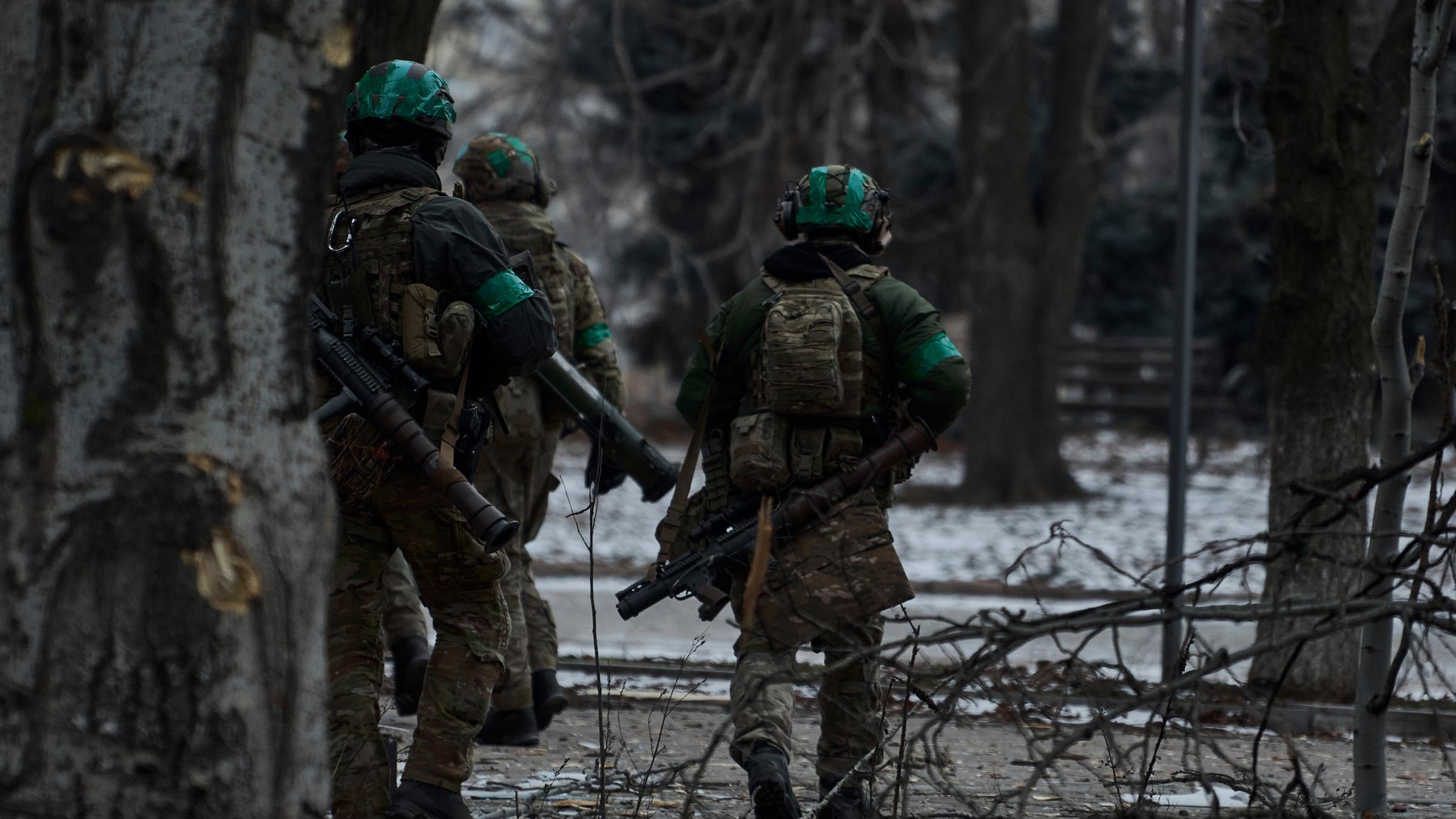 Ουκρανία, Bakhmut: Ουκρανοί στρατιώτες περιπολούν στο Bakhmut.