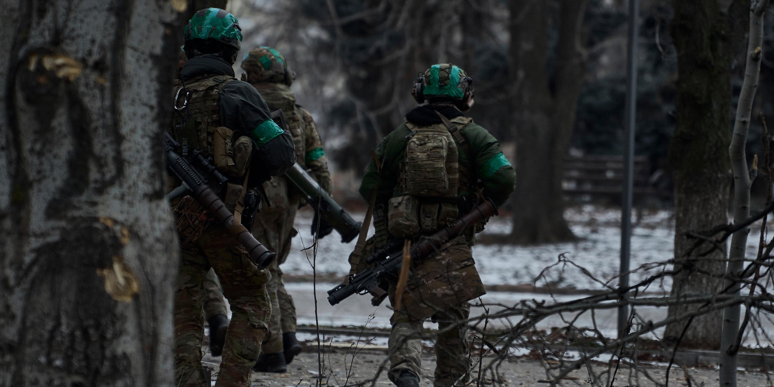 Ukraine, Bachmut: Ukrainische Soldaten patrouillieren in Bachmut.