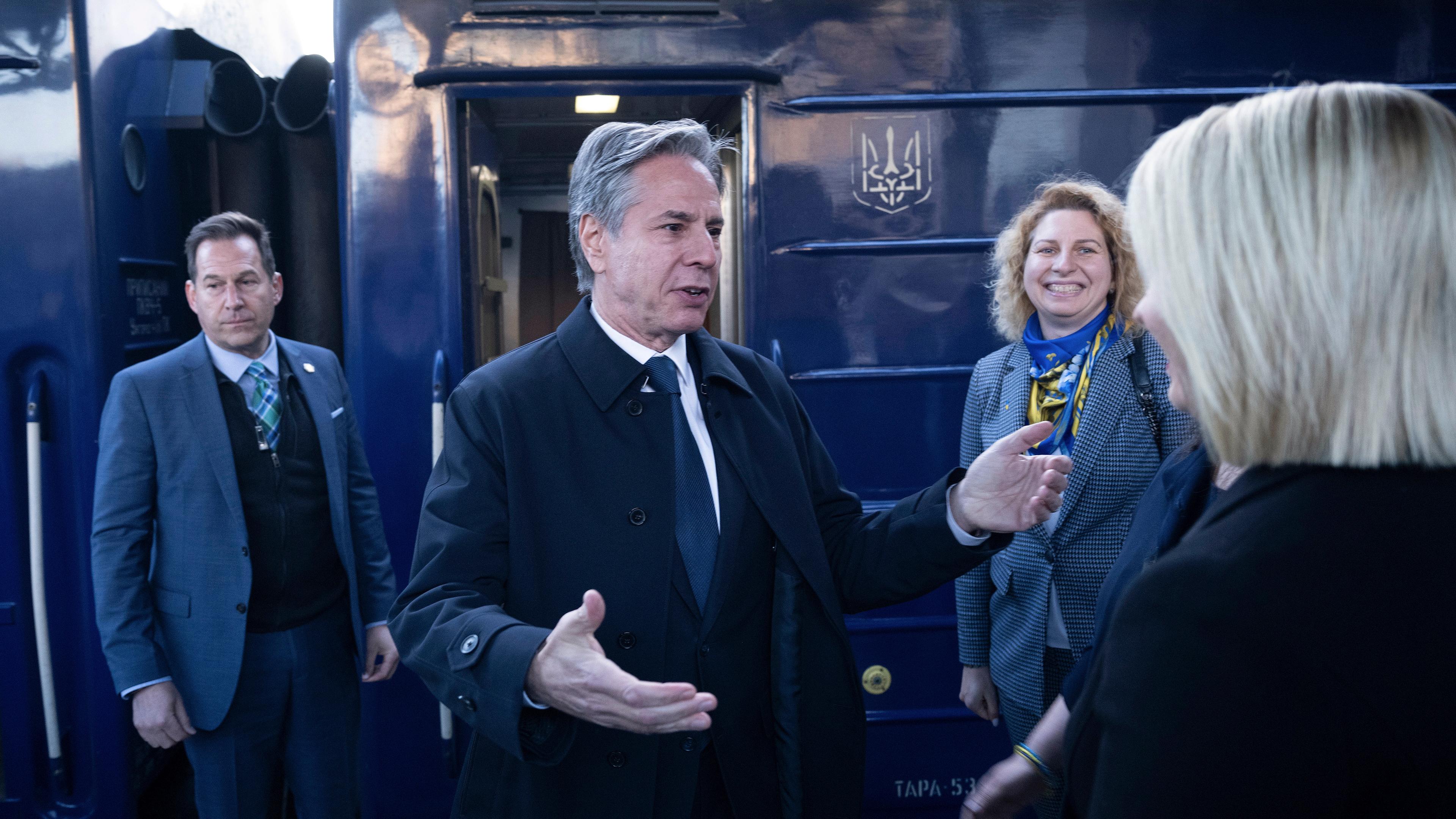 US-Außenminister Antony Blinken wird von der US-Botschafterin in der Ukraine Bridget A. Brink nach seiner Ankunft mit dem Zug am Bahnhof Kiew-Pasazhyrskyi am 14. Mai 2024 in Kiew, Ukraine, begrüßt.