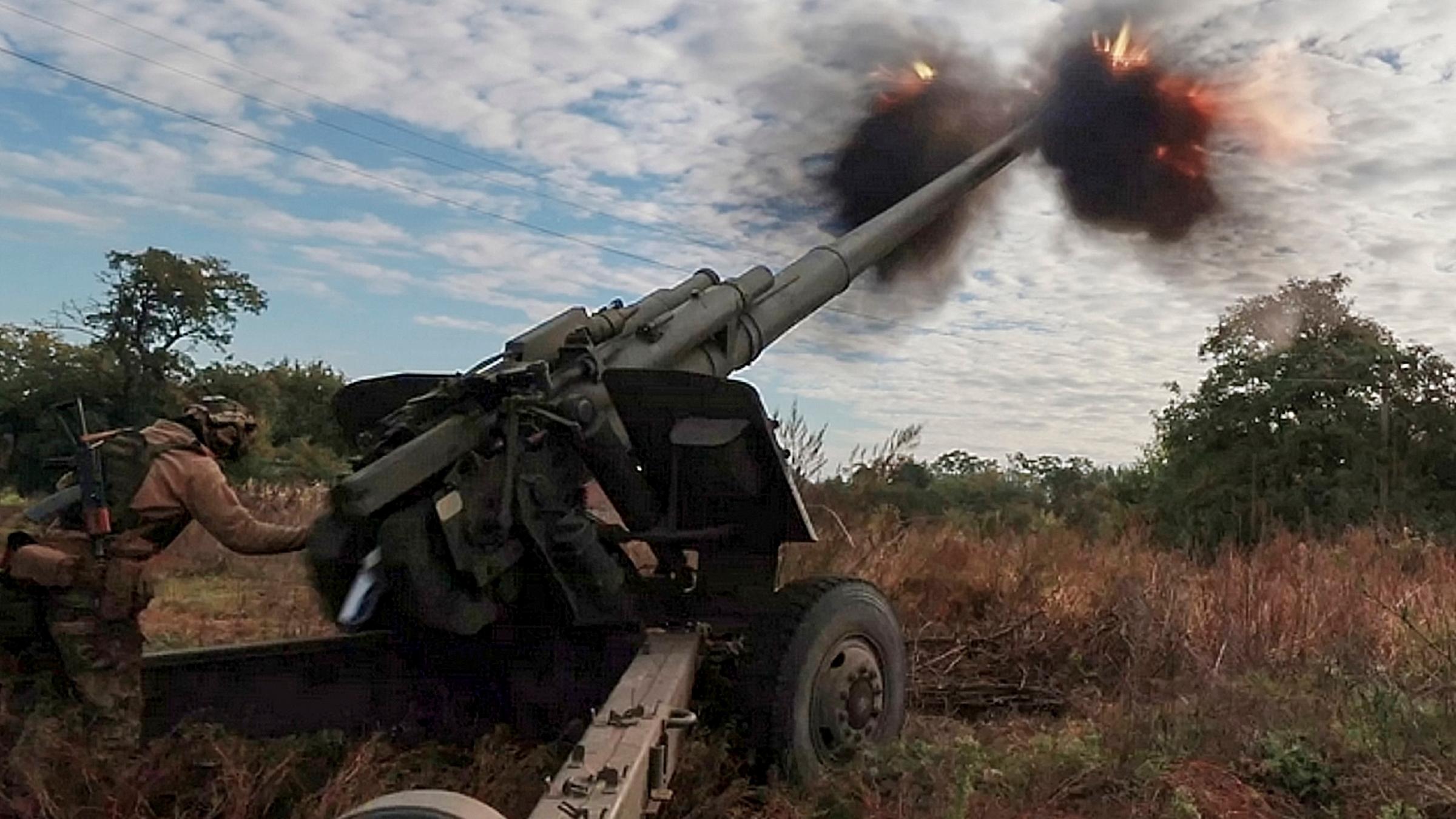 Ukraine, Kharkiv: Ukrainian soldiers opened artillery fire.