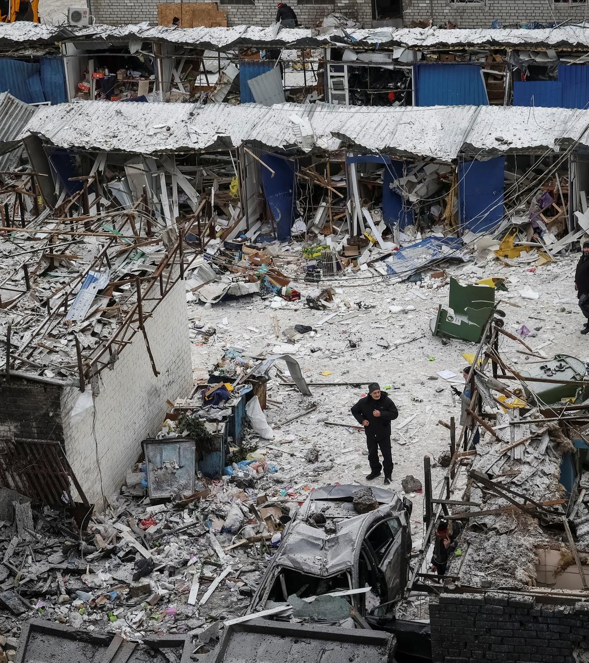 Eine zerstörte Straße, darum herum zerstörte Häuser