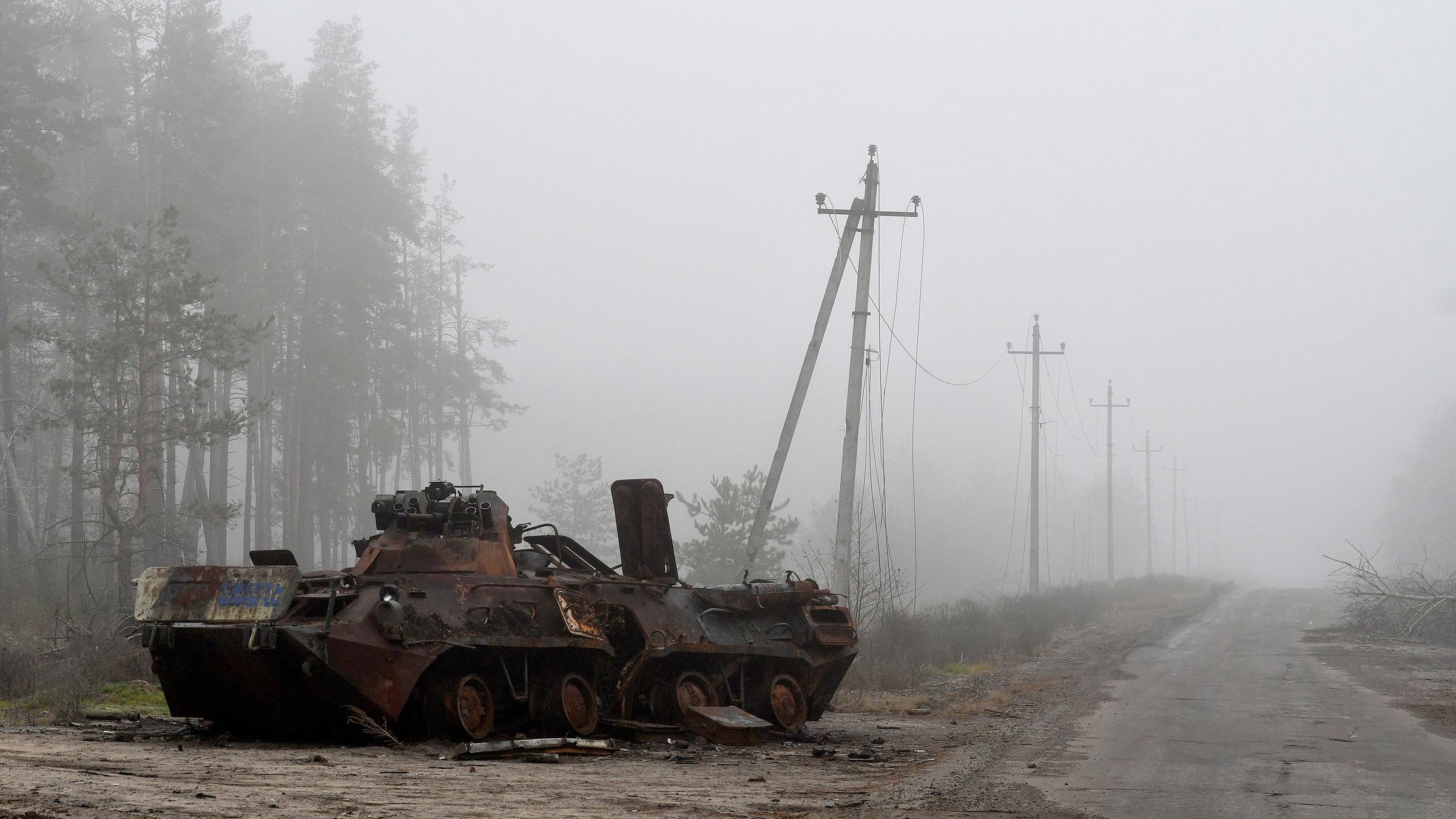 Ein zerstörtes russisches Militärfahrzeug steht in der Nähe des kürzlich zurückeroberten Dorfes Jampil