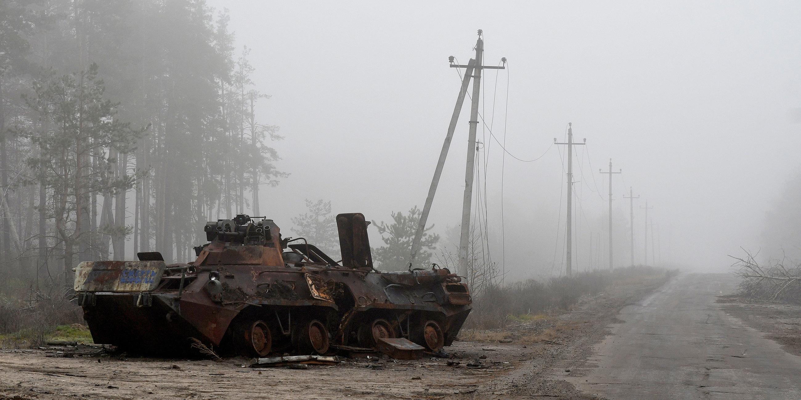 Ein zerstörtes russisches Militärfahrzeug steht in der Nähe des kürzlich zurückeroberten Dorfes Jampil