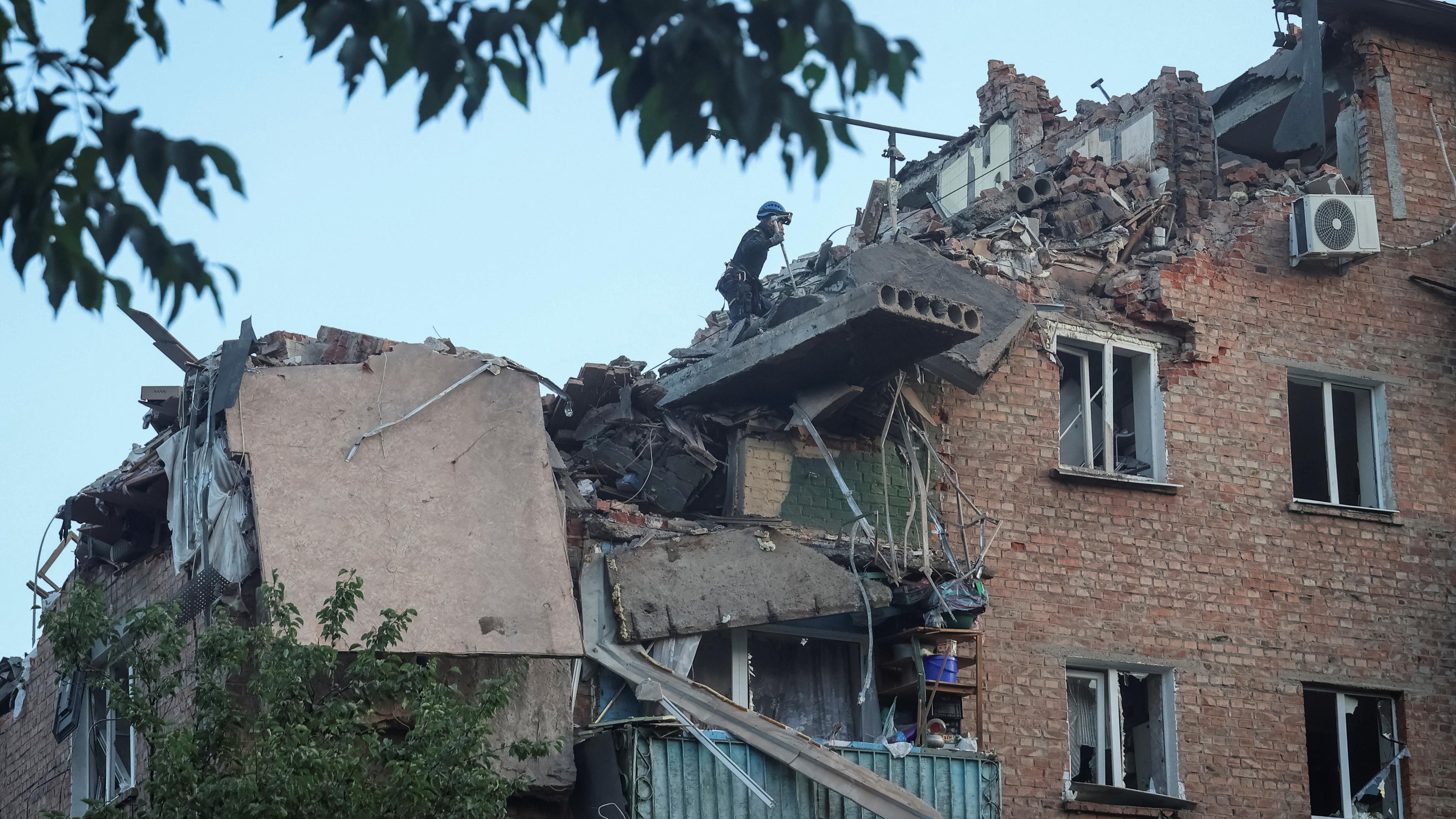 Zerstörtes Haus in Charkiw, durch einen russischen Raketenangriff. 
